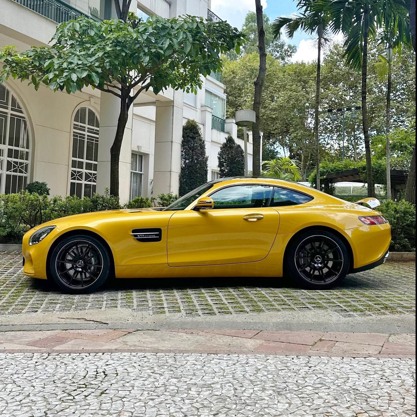 Disponível para venda:

A única do Brasil na configuração de lançamento!

Entrando à venda na The Vault uma de apenas 10 Mercedes-Benz AMG GT no país, sendo essa a única configurada na cor de lançamento AMG Solarbeam Yellow.

Motor 4.0 V8 Biturbo de 462cv e 61,2kgfm de torque
Ano: 2016/2016 / 9.160km

Interior em couro e alcantara preto com costuras amarelas.

Revisões e garantia: Revisões na concessionária até término da garantia, ultimas revisões na Oficina Pit Stop e completamente original.

Películas originais nas soleiras
Sistema de som Burmester
Bancos concha e elétricos com memória
Teto panorâmico em vidro
Rodas aro 19 na cor preta
Pneus novos

Obs: IPVA e Licenciamento pagos

Valor: VENDIDO

Caso tenha interesse, nos contate via DM ou no telefone (11)97417-9911.