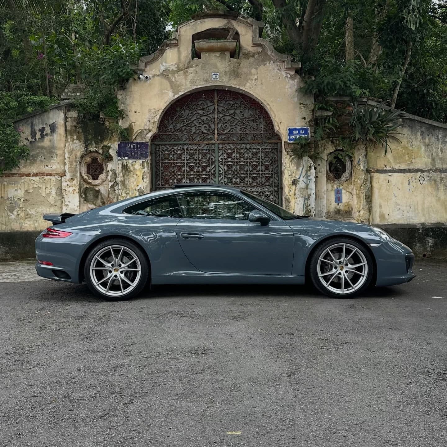 Porsche 911 Carrera geração 991.2 extremamente bem configurado entrando à venda na The Vault!

Se fosse feito hoje em dia, só a cor externa custaria na faixa de R$ 86.000,00.

Porsche 911 Carrera (991.2)

Motor Boxer 3.0 de 6 cilindros Bi-Turbo com 365cv
2016/2017 / 19.880km

Revisões anuais feitas em concessionária até 2023, em 24 na RSchroeder e a última, na FR Tech Center, em Julho de 25.

Cor externa Azul Grafite
Interior em couro total estendido, bicolor azul grafite e cinza crayon com Alcântara nas colunas e teto.

Sistema Easy & Entry
Faróis PDLS Plus
Bancos em 14 vias com memória
Sistema de som Bose e Apple CarPlay
Sport Chrono
Escapamento esportivo de fábrica.
Lift System
Rodas aro 20” “Carrera S” em HP
Pneus novos

Segunda parcela do IPVA paga.

Valor: VENDIDO

Caso tenha interesse, nos contate via DM ou no telefone (11)97417-9911
