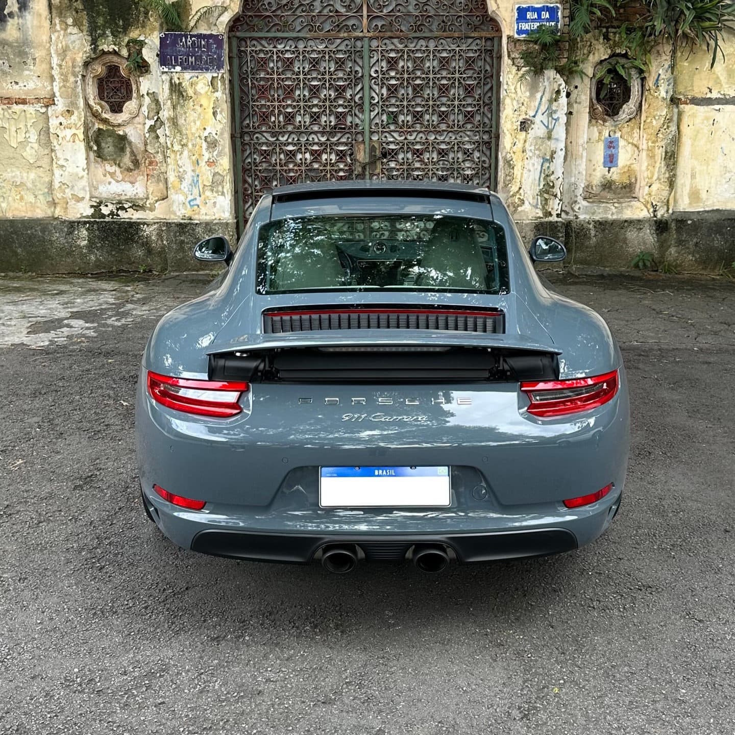 Porsche 911 Carrera geração 991.2 extremamente bem configurado entrando à venda na The Vault!

Se fosse feito hoje em dia, só a cor externa custaria na faixa de R$ 86.000,00.

Porsche 911 Carrera (991.2)

Motor Boxer 3.0 de 6 cilindros Bi-Turbo com 365cv
2016/2017 / 19.880km

Revisões anuais feitas em concessionária até 2023, em 24 na RSchroeder e a última, na FR Tech Center, em Julho de 25.

Cor externa Azul Grafite
Interior em couro total estendido, bicolor azul grafite e cinza crayon com Alcântara nas colunas e teto.

Sistema Easy & Entry
Faróis PDLS Plus
Bancos em 14 vias com memória
Sistema de som Bose e Apple CarPlay
Sport Chrono
Escapamento esportivo de fábrica.
Lift System
Rodas aro 20” “Carrera S” em HP
Pneus novos

Segunda parcela do IPVA paga.

Valor: VENDIDO

Caso tenha interesse, nos contate via DM ou no telefone (11)97417-9911