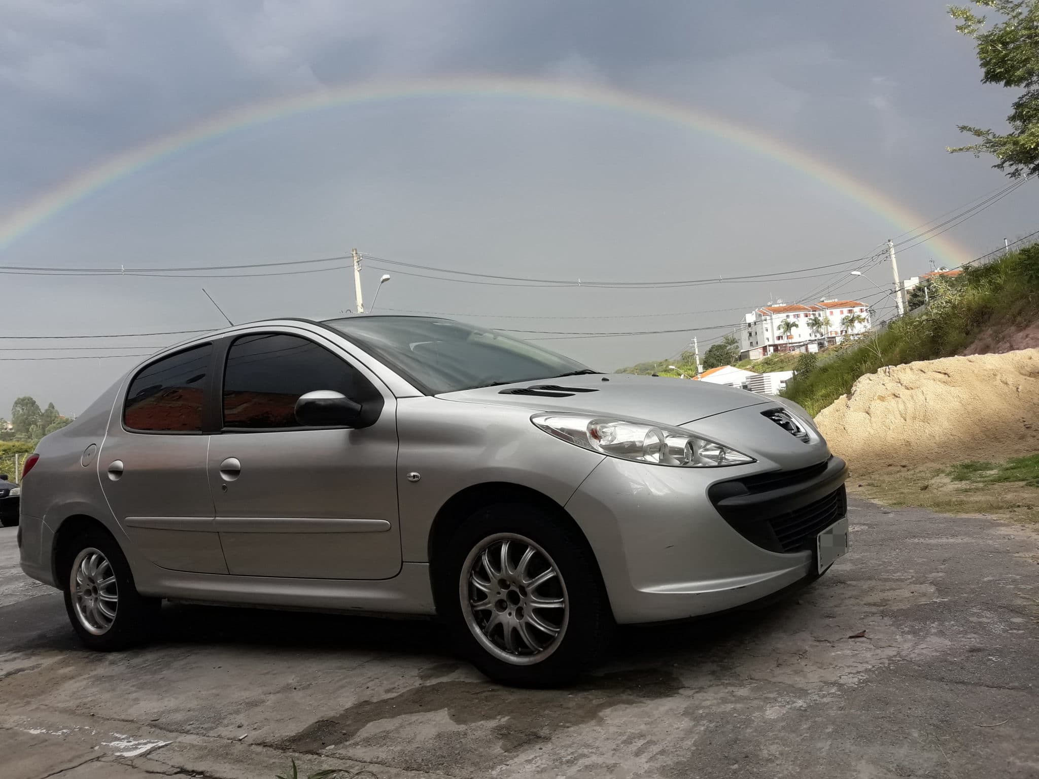 Na primeira publicação, gostaria de compartilhar a minha paixão, meu Peugeot 207 Passion XR 1.4 8v TU3JP 2009/10.

Esse carro entrou em minha vida em 2015, não foi o primeiro Peugeot, porém é o mais importante. 
Minha mãe o comprou em 2015, após ter o último Peugeot dela sinistrado por conta de uma batida traseira, que ocasionou PT pela seguradora, e com o valor recebido, adquiriu esse 207. Com o tempo fui aprendendo as curiosidades e pontos nos quais deveria me atentar... 
Em 2017 pra 2018, aos meus 13 anos, fui aprendendo a dirigir, e esse foi um dos responsáveis, fazendo com que eu me apegasse ao carro, e também em 2018, meu avô veio a falecer, um dos maiores detail desse carro, no qual todo final de semana tirava um tempinho para lavar, aspirar e encerar o Tempra e o Paixão.
Por excesso de amor e vontade de espalhar essa paixão, criei duas contas, @Peugeot_Brasil_Fan que eu perdi por estar associada a minha conta pessoal, e também, criei o @Club207Oficial, uma página dedicada aos donos de 207 ofuscado pelos 206... O tempo foi passando, eu fui aprendendo a fazer o básico no carro, uma revisão preventiva, um polimento de farol, uma pintura de roda, até o dia 17 de Abril de 2026, no qual, eu saí da academia, e fui ao mercado para minha mãe; estava tudo tranquilo, até que um cara foi ultrapassar uma Spin com um Corsa, sem olhar para ver se estava livre, ocasionando uma batida frontal, na qual afetou a longarina, e novamente minha mãe tem um Peugeot sinistrado por culpa de terceiros... tempo se passou, eu não nego que fiquei de luto pelo carro, e em 11 Maio desse ano de 2026 pegamos para a familia um 307, e a vida passou... até chegar dia 03 de Agosto de 2026, olhando o Marketplace reencontrei o Paixão, anunciado nas redondezas de Itaquaquecetuba, e o final preciso nem falar... Assim como todos entusiastas, eu me apaixonei por um carro, do qual eu considero mais da família, do que alguns parentes, e agora estou com ele pra sempre ao meu lado..