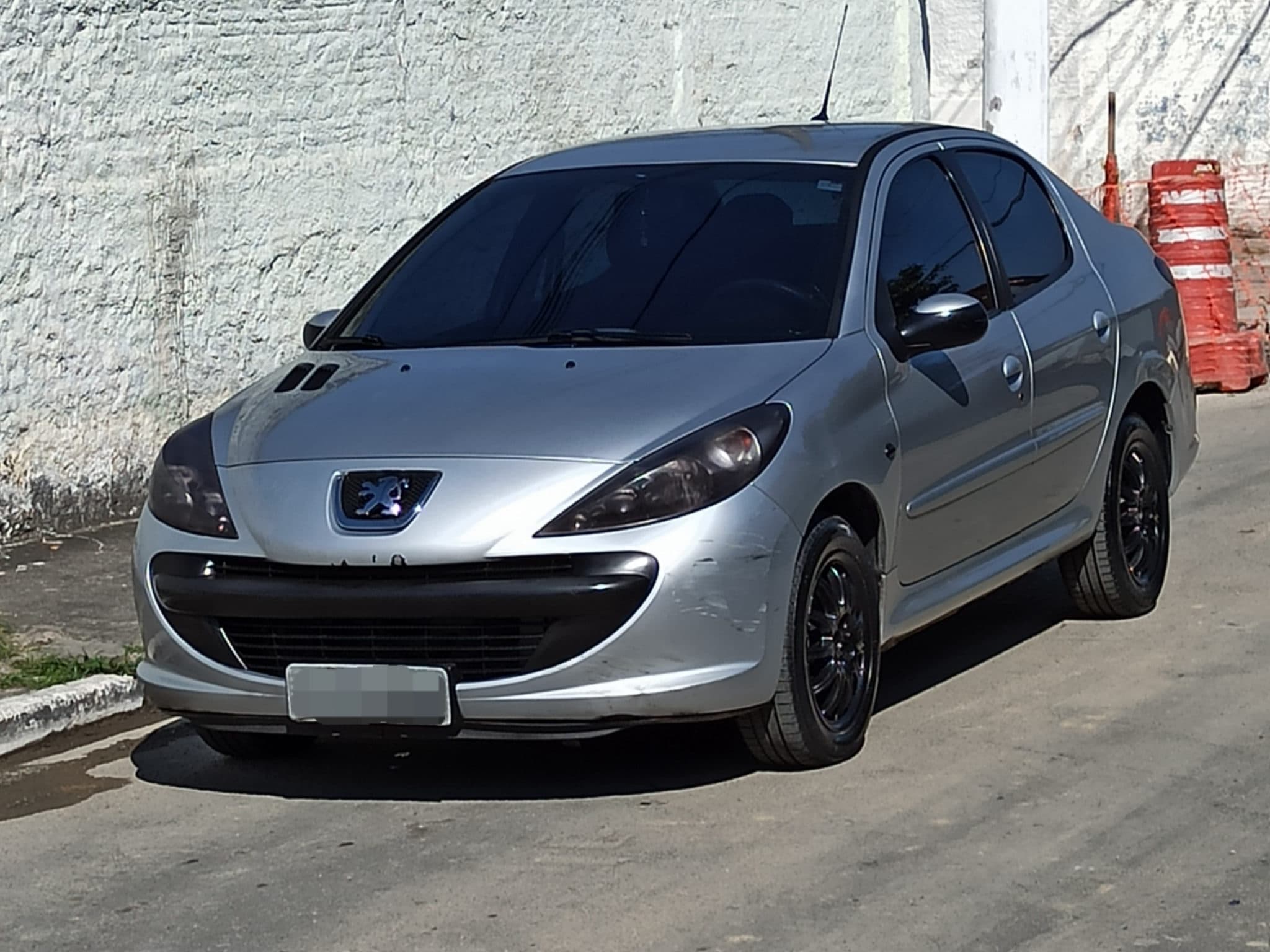 Na primeira publicação, gostaria de compartilhar a minha paixão, meu Peugeot 207 Passion XR 1.4 8v TU3JP 2009/10.

Esse carro entrou em minha vida em 2015, não foi o primeiro Peugeot, porém é o mais importante. 
Minha mãe o comprou em 2015, após ter o último Peugeot dela sinistrado por conta de uma batida traseira, que ocasionou PT pela seguradora, e com o valor recebido, adquiriu esse 207. Com o tempo fui aprendendo as curiosidades e pontos nos quais deveria me atentar... 
Em 2017 pra 2018, aos meus 13 anos, fui aprendendo a dirigir, e esse foi um dos responsáveis, fazendo com que eu me apegasse ao carro, e também em 2018, meu avô veio a falecer, um dos maiores detail desse carro, no qual todo final de semana tirava um tempinho para lavar, aspirar e encerar o Tempra e o Paixão.
Por excesso de amor e vontade de espalhar essa paixão, criei duas contas, @Peugeot_Brasil_Fan que eu perdi por estar associada a minha conta pessoal, e também, criei o @Club207Oficial, uma página dedicada aos donos de 207 ofuscado pelos 206... O tempo foi passando, eu fui aprendendo a fazer o básico no carro, uma revisão preventiva, um polimento de farol, uma pintura de roda, até o dia 17 de Abril de 2026, no qual, eu saí da academia, e fui ao mercado para minha mãe; estava tudo tranquilo, até que um cara foi ultrapassar uma Spin com um Corsa, sem olhar para ver se estava livre, ocasionando uma batida frontal, na qual afetou a longarina, e novamente minha mãe tem um Peugeot sinistrado por culpa de terceiros... tempo se passou, eu não nego que fiquei de luto pelo carro, e em 11 Maio desse ano de 2026 pegamos para a familia um 307, e a vida passou... até chegar dia 03 de Agosto de 2026, olhando o Marketplace reencontrei o Paixão, anunciado nas redondezas de Itaquaquecetuba, e o final preciso nem falar... Assim como todos entusiastas, eu me apaixonei por um carro, do qual eu considero mais da família, do que alguns parentes, e agora estou com ele pra sempre ao meu lado..