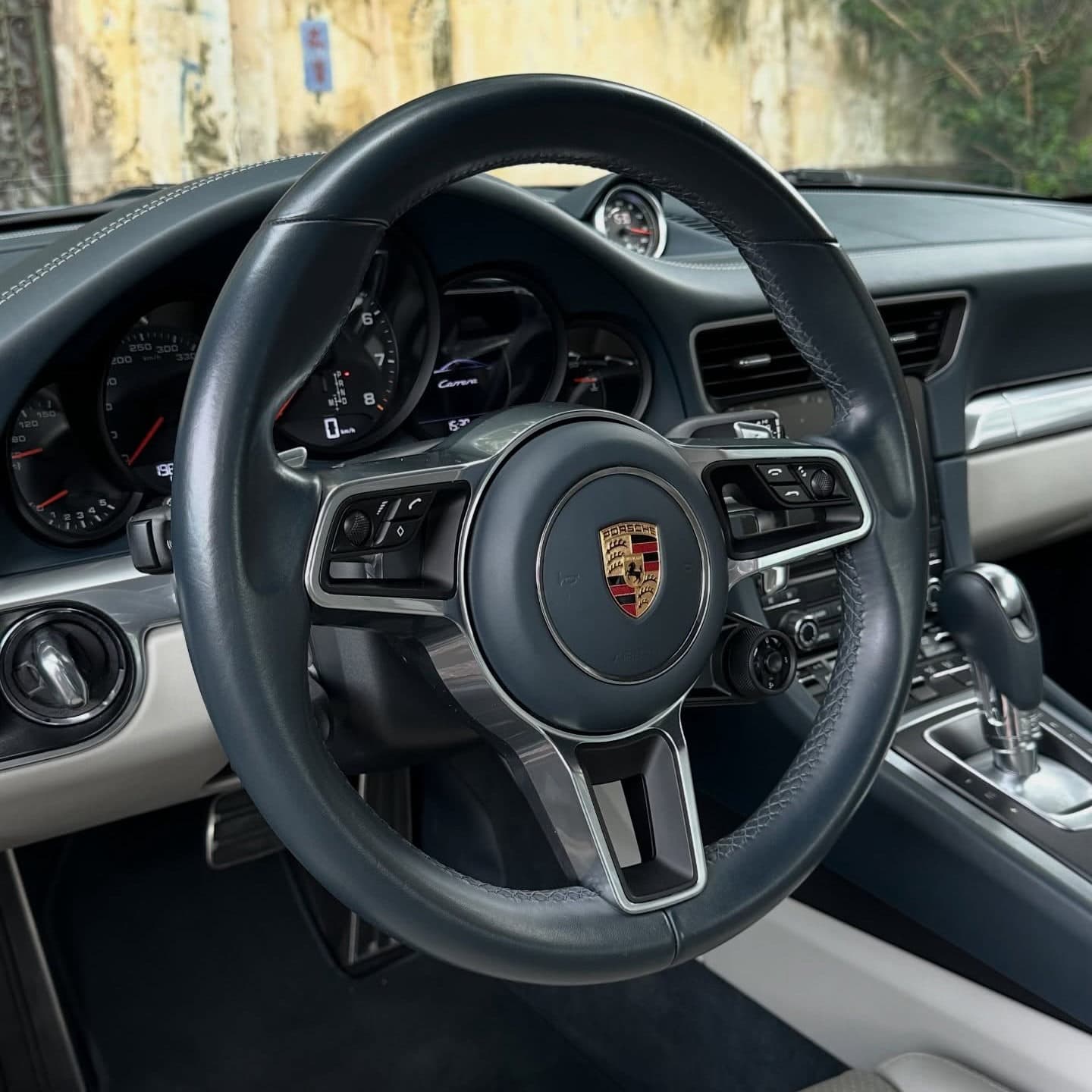 Porsche 911 Carrera geração 991.2 extremamente bem configurado entrando à venda na The Vault!

Se fosse feito hoje em dia, só a cor externa custaria na faixa de R$ 86.000,00.

Porsche 911 Carrera (991.2)

Motor Boxer 3.0 de 6 cilindros Bi-Turbo com 365cv
2016/2017 / 19.880km

Revisões anuais feitas em concessionária até 2023, em 24 na RSchroeder e a última, na FR Tech Center, em Julho de 25.

Cor externa Azul Grafite
Interior em couro total estendido, bicolor azul grafite e cinza crayon com Alcântara nas colunas e teto.

Sistema Easy & Entry
Faróis PDLS Plus
Bancos em 14 vias com memória
Sistema de som Bose e Apple CarPlay
Sport Chrono
Escapamento esportivo de fábrica.
Lift System
Rodas aro 20” “Carrera S” em HP
Pneus novos

Segunda parcela do IPVA paga.

Valor: VENDIDO

Caso tenha interesse, nos contate via DM ou no telefone (11)97417-9911