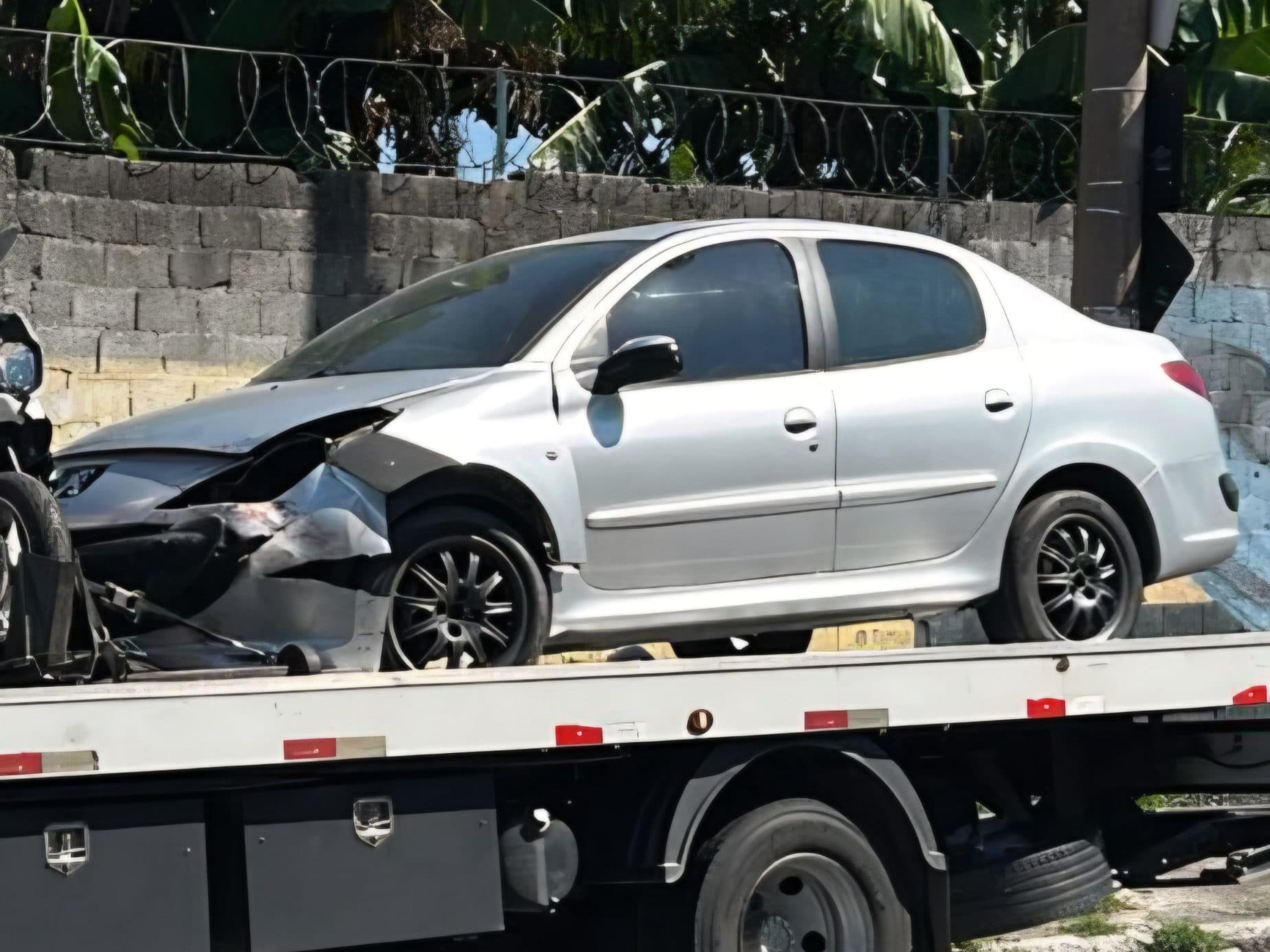 Na primeira publicação, gostaria de compartilhar a minha paixão, meu Peugeot 207 Passion XR 1.4 8v TU3JP 2009/10.

Esse carro entrou em minha vida em 2015, não foi o primeiro Peugeot, porém é o mais importante. 
Minha mãe o comprou em 2015, após ter o último Peugeot dela sinistrado por conta de uma batida traseira, que ocasionou PT pela seguradora, e com o valor recebido, adquiriu esse 207. Com o tempo fui aprendendo as curiosidades e pontos nos quais deveria me atentar... 
Em 2017 pra 2018, aos meus 13 anos, fui aprendendo a dirigir, e esse foi um dos responsáveis, fazendo com que eu me apegasse ao carro, e também em 2018, meu avô veio a falecer, um dos maiores detail desse carro, no qual todo final de semana tirava um tempinho para lavar, aspirar e encerar o Tempra e o Paixão.
Por excesso de amor e vontade de espalhar essa paixão, criei duas contas, @Peugeot_Brasil_Fan que eu perdi por estar associada a minha conta pessoal, e também, criei o @Club207Oficial, uma página dedicada aos donos de 207 ofuscado pelos 206... O tempo foi passando, eu fui aprendendo a fazer o básico no carro, uma revisão preventiva, um polimento de farol, uma pintura de roda, até o dia 17 de Abril de 2026, no qual, eu saí da academia, e fui ao mercado para minha mãe; estava tudo tranquilo, até que um cara foi ultrapassar uma Spin com um Corsa, sem olhar para ver se estava livre, ocasionando uma batida frontal, na qual afetou a longarina, e novamente minha mãe tem um Peugeot sinistrado por culpa de terceiros... tempo se passou, eu não nego que fiquei de luto pelo carro, e em 11 Maio desse ano de 2026 pegamos para a familia um 307, e a vida passou... até chegar dia 03 de Agosto de 2026, olhando o Marketplace reencontrei o Paixão, anunciado nas redondezas de Itaquaquecetuba, e o final preciso nem falar... Assim como todos entusiastas, eu me apaixonei por um carro, do qual eu considero mais da família, do que alguns parentes, e agora estou com ele pra sempre ao meu lado..