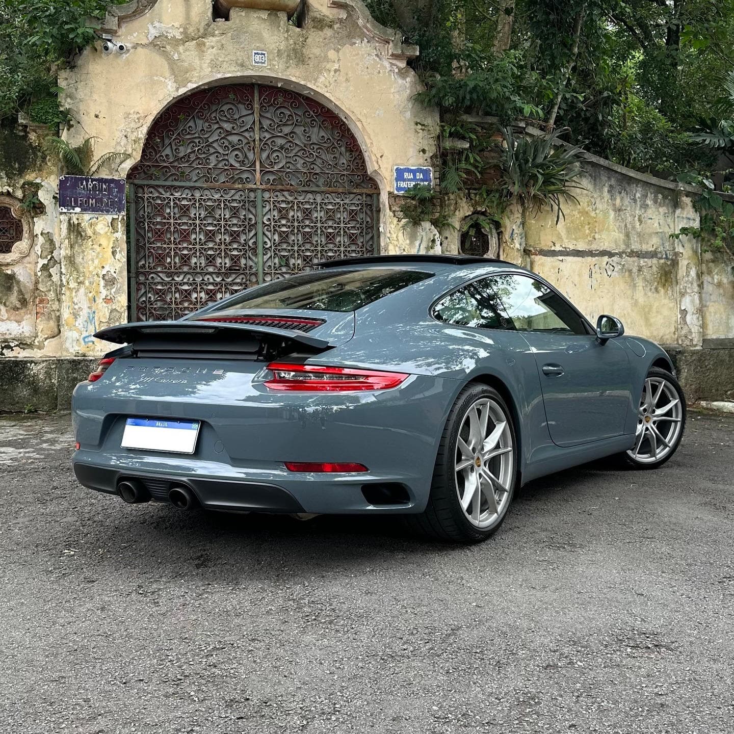Porsche 911 Carrera geração 991.2 extremamente bem configurado entrando à venda na The Vault!

Se fosse feito hoje em dia, só a cor externa custaria na faixa de R$ 86.000,00.

Porsche 911 Carrera (991.2)

Motor Boxer 3.0 de 6 cilindros Bi-Turbo com 365cv
2016/2017 / 19.880km

Revisões anuais feitas em concessionária até 2023, em 24 na RSchroeder e a última, na FR Tech Center, em Julho de 25.

Cor externa Azul Grafite
Interior em couro total estendido, bicolor azul grafite e cinza crayon com Alcântara nas colunas e teto.

Sistema Easy & Entry
Faróis PDLS Plus
Bancos em 14 vias com memória
Sistema de som Bose e Apple CarPlay
Sport Chrono
Escapamento esportivo de fábrica.
Lift System
Rodas aro 20” “Carrera S” em HP
Pneus novos

Segunda parcela do IPVA paga.

Valor: VENDIDO

Caso tenha interesse, nos contate via DM ou no telefone (11)97417-9911