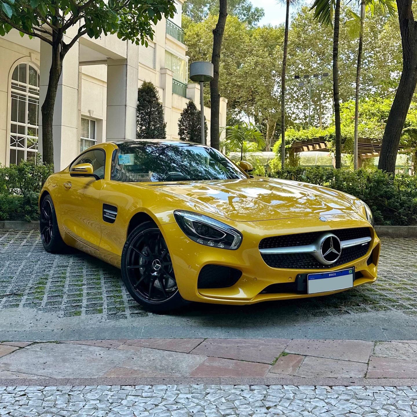 Disponível para venda:

A única do Brasil na configuração de lançamento!

Entrando à venda na The Vault uma de apenas 10 Mercedes-Benz AMG GT no país, sendo essa a única configurada na cor de lançamento AMG Solarbeam Yellow.

Motor 4.0 V8 Biturbo de 462cv e 61,2kgfm de torque
Ano: 2016/2016 / 9.160km

Interior em couro e alcantara preto com costuras amarelas.

Revisões e garantia: Revisões na concessionária até término da garantia, ultimas revisões na Oficina Pit Stop e completamente original.

Películas originais nas soleiras
Sistema de som Burmester
Bancos concha e elétricos com memória
Teto panorâmico em vidro
Rodas aro 19 na cor preta
Pneus novos

Obs: IPVA e Licenciamento pagos

Valor: VENDIDO

Caso tenha interesse, nos contate via DM ou no telefone (11)97417-9911.