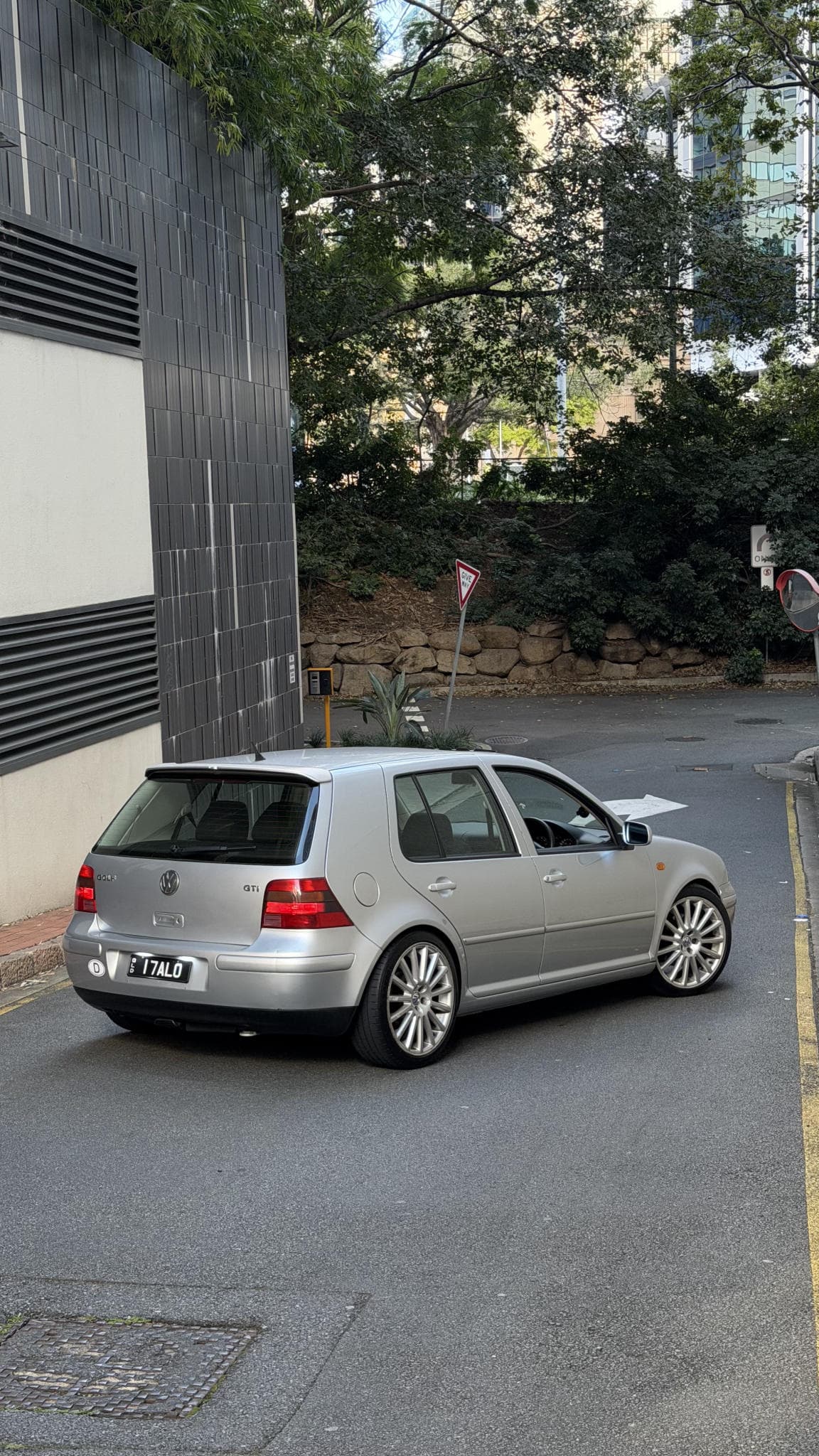 Somente uma Golf prata.