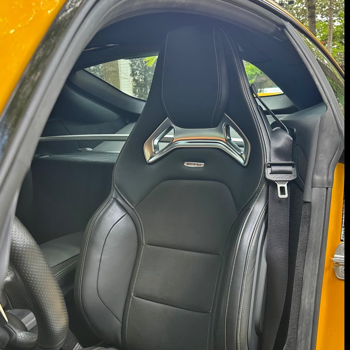 Disponível para venda:

A única do Brasil na configuração de lançamento!

Entrando à venda na The Vault uma de apenas 10 Mercedes-Benz AMG GT no país, sendo essa a única configurada na cor de lançamento AMG Solarbeam Yellow.

Motor 4.0 V8 Biturbo de 462cv e 61,2kgfm de torque
Ano: 2016/2016 / 9.160km

Interior em couro e alcantara preto com costuras amarelas.

Revisões e garantia: Revisões na concessionária até término da garantia, ultimas revisões na Oficina Pit Stop e completamente original.

Películas originais nas soleiras
Sistema de som Burmester
Bancos concha e elétricos com memória
Teto panorâmico em vidro
Rodas aro 19 na cor preta
Pneus novos

Obs: IPVA e Licenciamento pagos

Valor: VENDIDO

Caso tenha interesse, nos contate via DM ou no telefone (11)97417-9911.