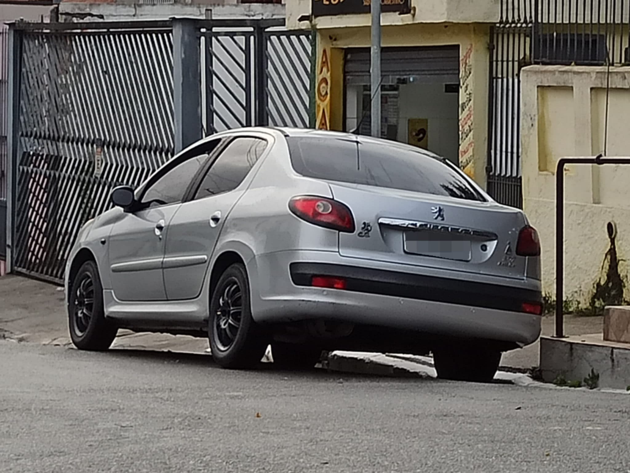 Na primeira publicação, gostaria de compartilhar a minha paixão, meu Peugeot 207 Passion XR 1.4 8v TU3JP 2009/10.

Esse carro entrou em minha vida em 2015, não foi o primeiro Peugeot, porém é o mais importante. 
Minha mãe o comprou em 2015, após ter o último Peugeot dela sinistrado por conta de uma batida traseira, que ocasionou PT pela seguradora, e com o valor recebido, adquiriu esse 207. Com o tempo fui aprendendo as curiosidades e pontos nos quais deveria me atentar... 
Em 2017 pra 2018, aos meus 13 anos, fui aprendendo a dirigir, e esse foi um dos responsáveis, fazendo com que eu me apegasse ao carro, e também em 2018, meu avô veio a falecer, um dos maiores detail desse carro, no qual todo final de semana tirava um tempinho para lavar, aspirar e encerar o Tempra e o Paixão.
Por excesso de amor e vontade de espalhar essa paixão, criei duas contas, @Peugeot_Brasil_Fan que eu perdi por estar associada a minha conta pessoal, e também, criei o @Club207Oficial, uma página dedicada aos donos de 207 ofuscado pelos 206... O tempo foi passando, eu fui aprendendo a fazer o básico no carro, uma revisão preventiva, um polimento de farol, uma pintura de roda, até o dia 17 de Abril de 2026, no qual, eu saí da academia, e fui ao mercado para minha mãe; estava tudo tranquilo, até que um cara foi ultrapassar uma Spin com um Corsa, sem olhar para ver se estava livre, ocasionando uma batida frontal, na qual afetou a longarina, e novamente minha mãe tem um Peugeot sinistrado por culpa de terceiros... tempo se passou, eu não nego que fiquei de luto pelo carro, e em 11 Maio desse ano de 2026 pegamos para a familia um 307, e a vida passou... até chegar dia 03 de Agosto de 2026, olhando o Marketplace reencontrei o Paixão, anunciado nas redondezas de Itaquaquecetuba, e o final preciso nem falar... Assim como todos entusiastas, eu me apaixonei por um carro, do qual eu considero mais da família, do que alguns parentes, e agora estou com ele pra sempre ao meu lado..