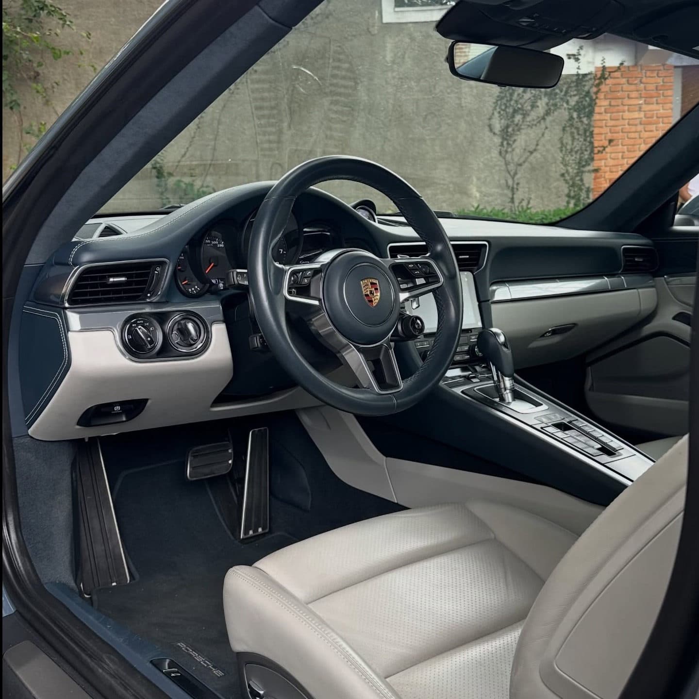 Porsche 911 Carrera geração 991.2 extremamente bem configurado entrando à venda na The Vault!

Se fosse feito hoje em dia, só a cor externa custaria na faixa de R$ 86.000,00.

Porsche 911 Carrera (991.2)

Motor Boxer 3.0 de 6 cilindros Bi-Turbo com 365cv
2016/2017 / 19.880km

Revisões anuais feitas em concessionária até 2023, em 24 na RSchroeder e a última, na FR Tech Center, em Julho de 25.

Cor externa Azul Grafite
Interior em couro total estendido, bicolor azul grafite e cinza crayon com Alcântara nas colunas e teto.

Sistema Easy & Entry
Faróis PDLS Plus
Bancos em 14 vias com memória
Sistema de som Bose e Apple CarPlay
Sport Chrono
Escapamento esportivo de fábrica.
Lift System
Rodas aro 20” “Carrera S” em HP
Pneus novos

Segunda parcela do IPVA paga.

Valor: VENDIDO

Caso tenha interesse, nos contate via DM ou no telefone (11)97417-9911