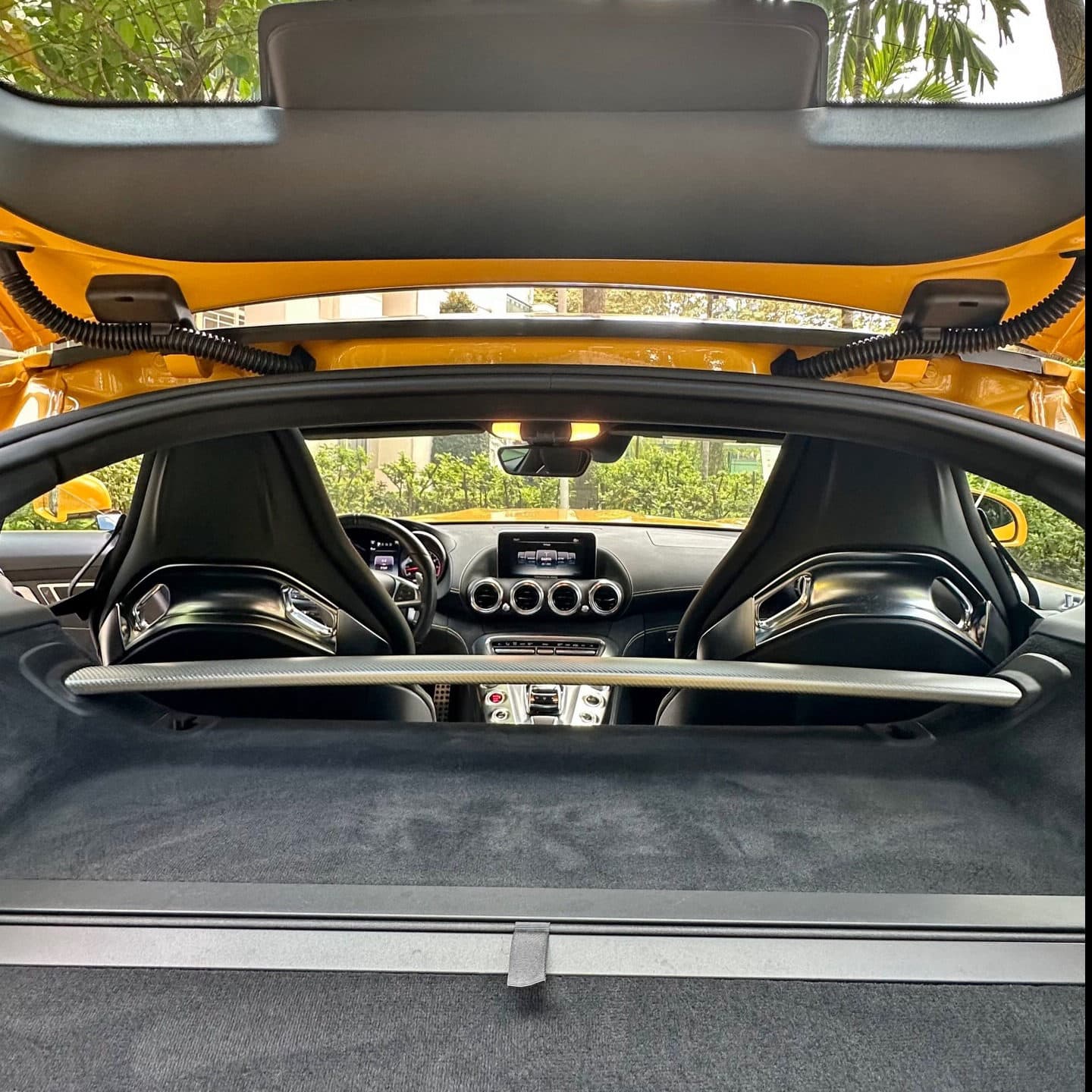 Disponível para venda:

A única do Brasil na configuração de lançamento!

Entrando à venda na The Vault uma de apenas 10 Mercedes-Benz AMG GT no país, sendo essa a única configurada na cor de lançamento AMG Solarbeam Yellow.

Motor 4.0 V8 Biturbo de 462cv e 61,2kgfm de torque
Ano: 2016/2016 / 9.160km

Interior em couro e alcantara preto com costuras amarelas.

Revisões e garantia: Revisões na concessionária até término da garantia, ultimas revisões na Oficina Pit Stop e completamente original.

Películas originais nas soleiras
Sistema de som Burmester
Bancos concha e elétricos com memória
Teto panorâmico em vidro
Rodas aro 19 na cor preta
Pneus novos

Obs: IPVA e Licenciamento pagos

Valor: VENDIDO

Caso tenha interesse, nos contate via DM ou no telefone (11)97417-9911.