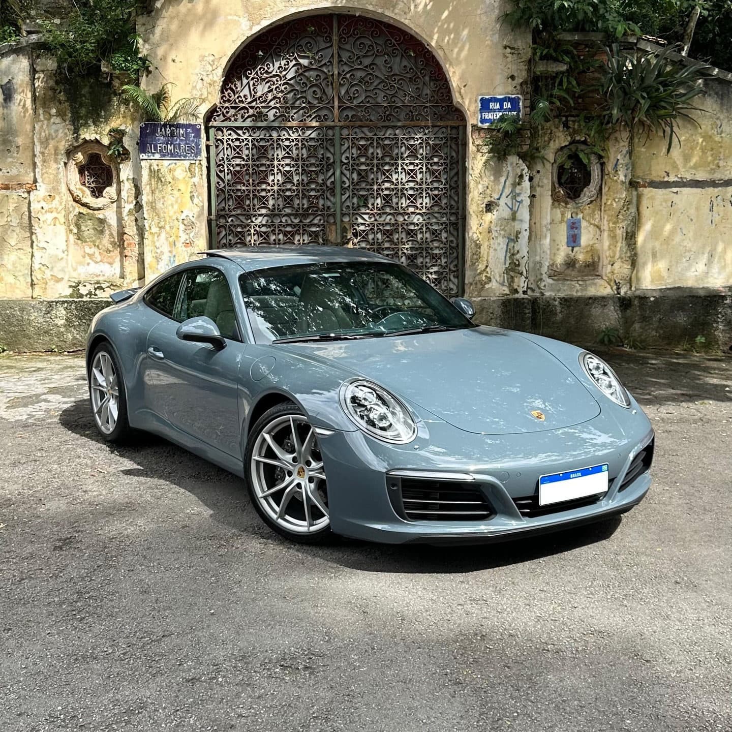 Porsche 911 Carrera geração 991.2 extremamente bem configurado entrando à venda na The Vault!

Se fosse feito hoje em dia, só a cor externa custaria na faixa de R$ 86.000,00.

Porsche 911 Carrera (991.2)

Motor Boxer 3.0 de 6 cilindros Bi-Turbo com 365cv
2016/2017 / 19.880km

Revisões anuais feitas em concessionária até 2023, em 24 na RSchroeder e a última, na FR Tech Center, em Julho de 25.

Cor externa Azul Grafite
Interior em couro total estendido, bicolor azul grafite e cinza crayon com Alcântara nas colunas e teto.

Sistema Easy & Entry
Faróis PDLS Plus
Bancos em 14 vias com memória
Sistema de som Bose e Apple CarPlay
Sport Chrono
Escapamento esportivo de fábrica.
Lift System
Rodas aro 20” “Carrera S” em HP
Pneus novos

Segunda parcela do IPVA paga.

Valor: VENDIDO

Caso tenha interesse, nos contate via DM ou no telefone (11)97417-9911