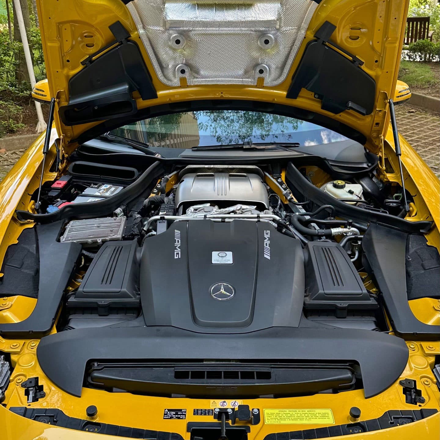 Disponível para venda:

A única do Brasil na configuração de lançamento!

Entrando à venda na The Vault uma de apenas 10 Mercedes-Benz AMG GT no país, sendo essa a única configurada na cor de lançamento AMG Solarbeam Yellow.

Motor 4.0 V8 Biturbo de 462cv e 61,2kgfm de torque
Ano: 2016/2016 / 9.160km

Interior em couro e alcantara preto com costuras amarelas.

Revisões e garantia: Revisões na concessionária até término da garantia, ultimas revisões na Oficina Pit Stop e completamente original.

Películas originais nas soleiras
Sistema de som Burmester
Bancos concha e elétricos com memória
Teto panorâmico em vidro
Rodas aro 19 na cor preta
Pneus novos

Obs: IPVA e Licenciamento pagos

Valor: VENDIDO

Caso tenha interesse, nos contate via DM ou no telefone (11)97417-9911.