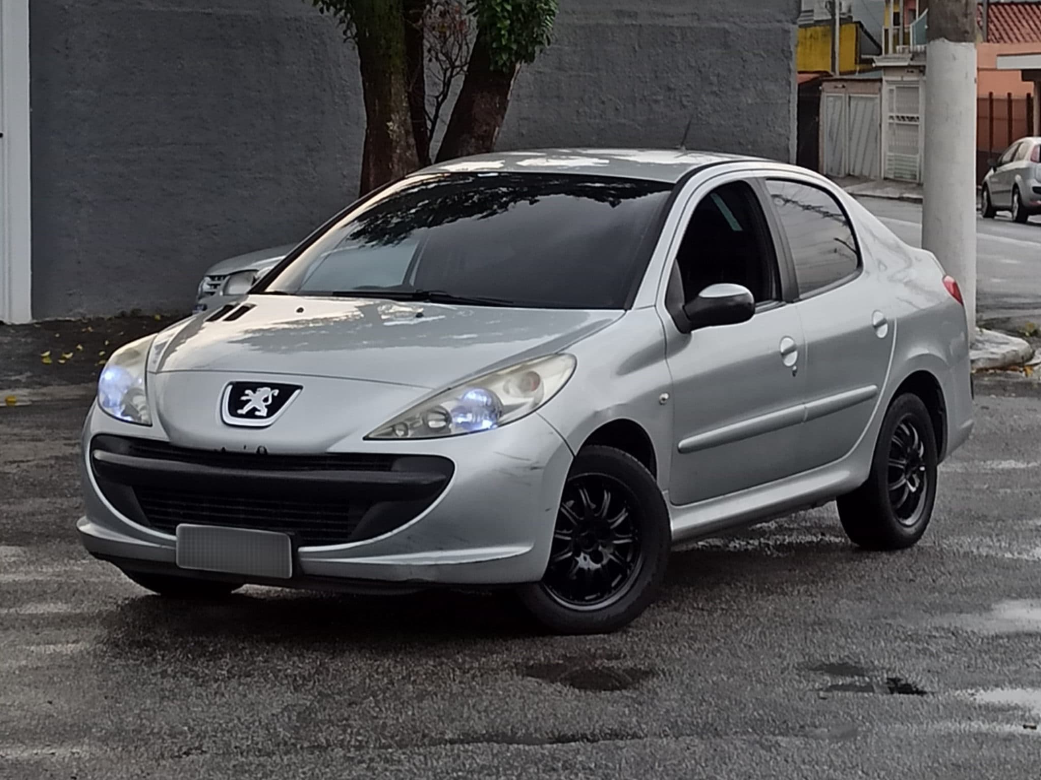 Na primeira publicação, gostaria de compartilhar a minha paixão, meu Peugeot 207 Passion XR 1.4 8v TU3JP 2009/10.

Esse carro entrou em minha vida em 2015, não foi o primeiro Peugeot, porém é o mais importante. 
Minha mãe o comprou em 2015, após ter o último Peugeot dela sinistrado por conta de uma batida traseira, que ocasionou PT pela seguradora, e com o valor recebido, adquiriu esse 207. Com o tempo fui aprendendo as curiosidades e pontos nos quais deveria me atentar... 
Em 2017 pra 2018, aos meus 13 anos, fui aprendendo a dirigir, e esse foi um dos responsáveis, fazendo com que eu me apegasse ao carro, e também em 2018, meu avô veio a falecer, um dos maiores detail desse carro, no qual todo final de semana tirava um tempinho para lavar, aspirar e encerar o Tempra e o Paixão.
Por excesso de amor e vontade de espalhar essa paixão, criei duas contas, @Peugeot_Brasil_Fan que eu perdi por estar associada a minha conta pessoal, e também, criei o @Club207Oficial, uma página dedicada aos donos de 207 ofuscado pelos 206... O tempo foi passando, eu fui aprendendo a fazer o básico no carro, uma revisão preventiva, um polimento de farol, uma pintura de roda, até o dia 17 de Abril de 2026, no qual, eu saí da academia, e fui ao mercado para minha mãe; estava tudo tranquilo, até que um cara foi ultrapassar uma Spin com um Corsa, sem olhar para ver se estava livre, ocasionando uma batida frontal, na qual afetou a longarina, e novamente minha mãe tem um Peugeot sinistrado por culpa de terceiros... tempo se passou, eu não nego que fiquei de luto pelo carro, e em 11 Maio desse ano de 2026 pegamos para a familia um 307, e a vida passou... até chegar dia 03 de Agosto de 2026, olhando o Marketplace reencontrei o Paixão, anunciado nas redondezas de Itaquaquecetuba, e o final preciso nem falar... Assim como todos entusiastas, eu me apaixonei por um carro, do qual eu considero mais da família, do que alguns parentes, e agora estou com ele pra sempre ao meu lado..