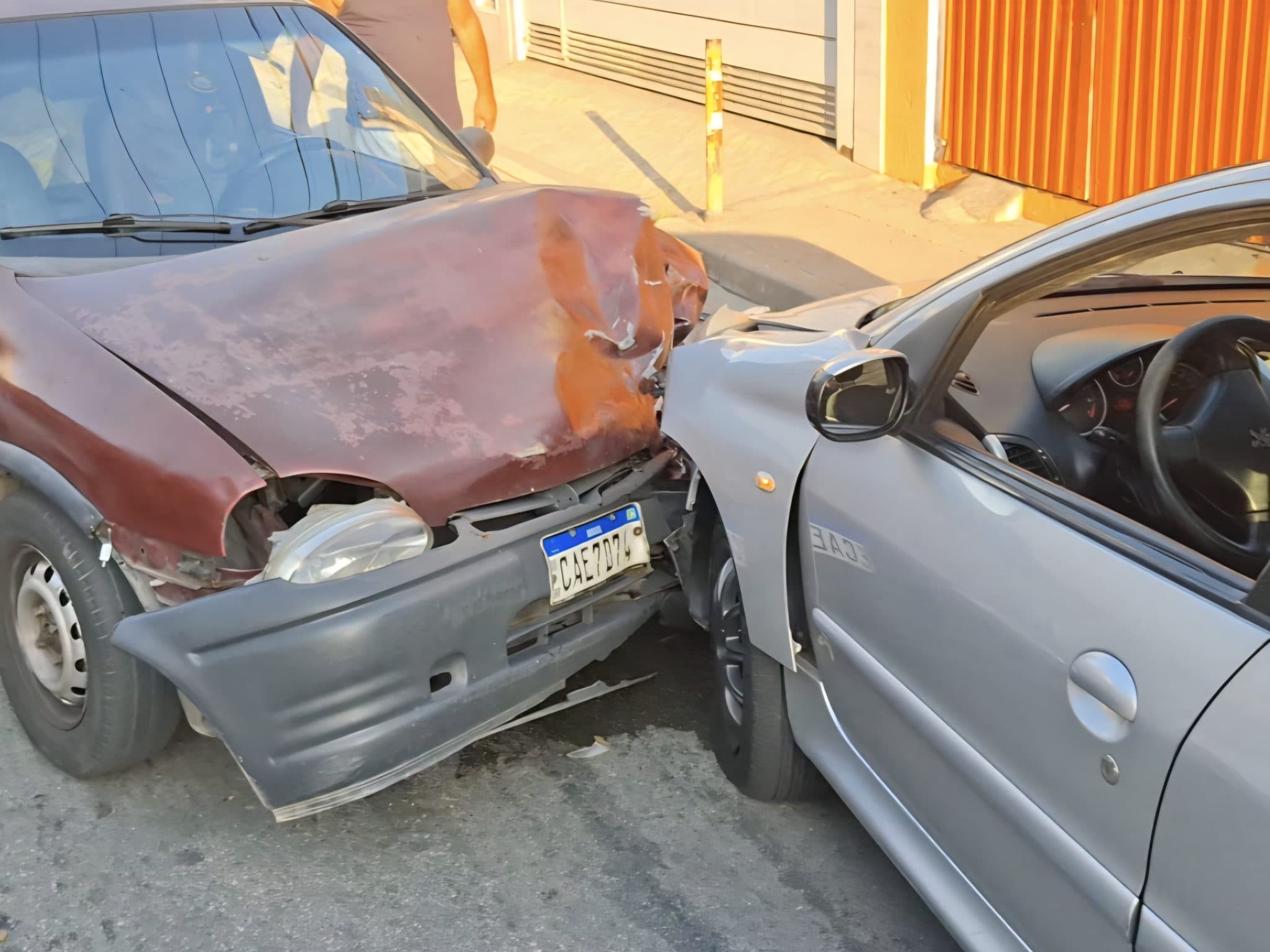 Na primeira publicação, gostaria de compartilhar a minha paixão, meu Peugeot 207 Passion XR 1.4 8v TU3JP 2009/10.

Esse carro entrou em minha vida em 2015, não foi o primeiro Peugeot, porém é o mais importante. 
Minha mãe o comprou em 2015, após ter o último Peugeot dela sinistrado por conta de uma batida traseira, que ocasionou PT pela seguradora, e com o valor recebido, adquiriu esse 207. Com o tempo fui aprendendo as curiosidades e pontos nos quais deveria me atentar... 
Em 2017 pra 2018, aos meus 13 anos, fui aprendendo a dirigir, e esse foi um dos responsáveis, fazendo com que eu me apegasse ao carro, e também em 2018, meu avô veio a falecer, um dos maiores detail desse carro, no qual todo final de semana tirava um tempinho para lavar, aspirar e encerar o Tempra e o Paixão.
Por excesso de amor e vontade de espalhar essa paixão, criei duas contas, @Peugeot_Brasil_Fan que eu perdi por estar associada a minha conta pessoal, e também, criei o @Club207Oficial, uma página dedicada aos donos de 207 ofuscado pelos 206... O tempo foi passando, eu fui aprendendo a fazer o básico no carro, uma revisão preventiva, um polimento de farol, uma pintura de roda, até o dia 17 de Abril de 2026, no qual, eu saí da academia, e fui ao mercado para minha mãe; estava tudo tranquilo, até que um cara foi ultrapassar uma Spin com um Corsa, sem olhar para ver se estava livre, ocasionando uma batida frontal, na qual afetou a longarina, e novamente minha mãe tem um Peugeot sinistrado por culpa de terceiros... tempo se passou, eu não nego que fiquei de luto pelo carro, e em 11 Maio desse ano de 2026 pegamos para a familia um 307, e a vida passou... até chegar dia 03 de Agosto de 2026, olhando o Marketplace reencontrei o Paixão, anunciado nas redondezas de Itaquaquecetuba, e o final preciso nem falar... Assim como todos entusiastas, eu me apaixonei por um carro, do qual eu considero mais da família, do que alguns parentes, e agora estou com ele pra sempre ao meu lado..