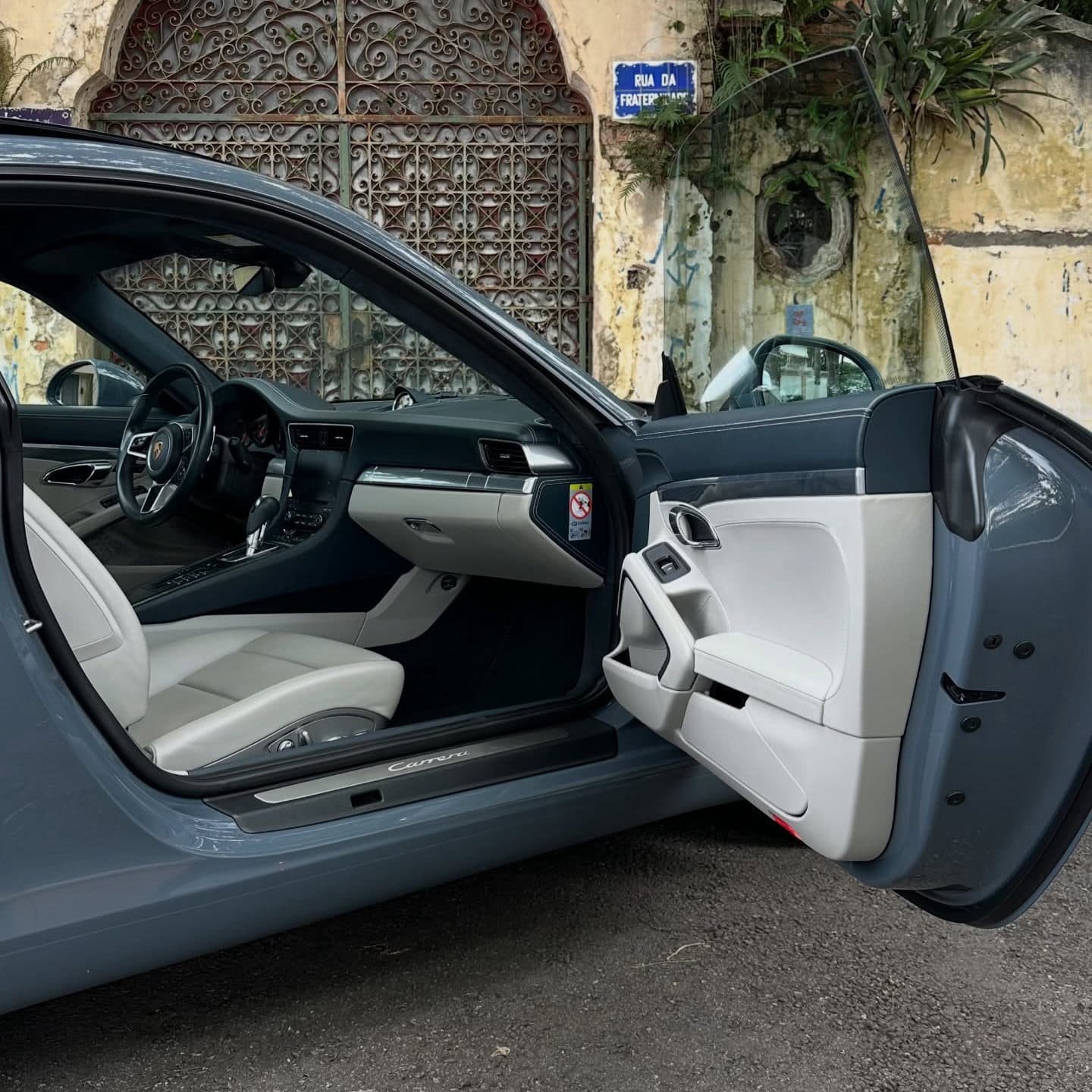 Porsche 911 Carrera geração 991.2 extremamente bem configurado entrando à venda na The Vault!

Se fosse feito hoje em dia, só a cor externa custaria na faixa de R$ 86.000,00.

Porsche 911 Carrera (991.2)

Motor Boxer 3.0 de 6 cilindros Bi-Turbo com 365cv
2016/2017 / 19.880km

Revisões anuais feitas em concessionária até 2023, em 24 na RSchroeder e a última, na FR Tech Center, em Julho de 25.

Cor externa Azul Grafite
Interior em couro total estendido, bicolor azul grafite e cinza crayon com Alcântara nas colunas e teto.

Sistema Easy & Entry
Faróis PDLS Plus
Bancos em 14 vias com memória
Sistema de som Bose e Apple CarPlay
Sport Chrono
Escapamento esportivo de fábrica.
Lift System
Rodas aro 20” “Carrera S” em HP
Pneus novos

Segunda parcela do IPVA paga.

Valor: VENDIDO

Caso tenha interesse, nos contate via DM ou no telefone (11)97417-9911