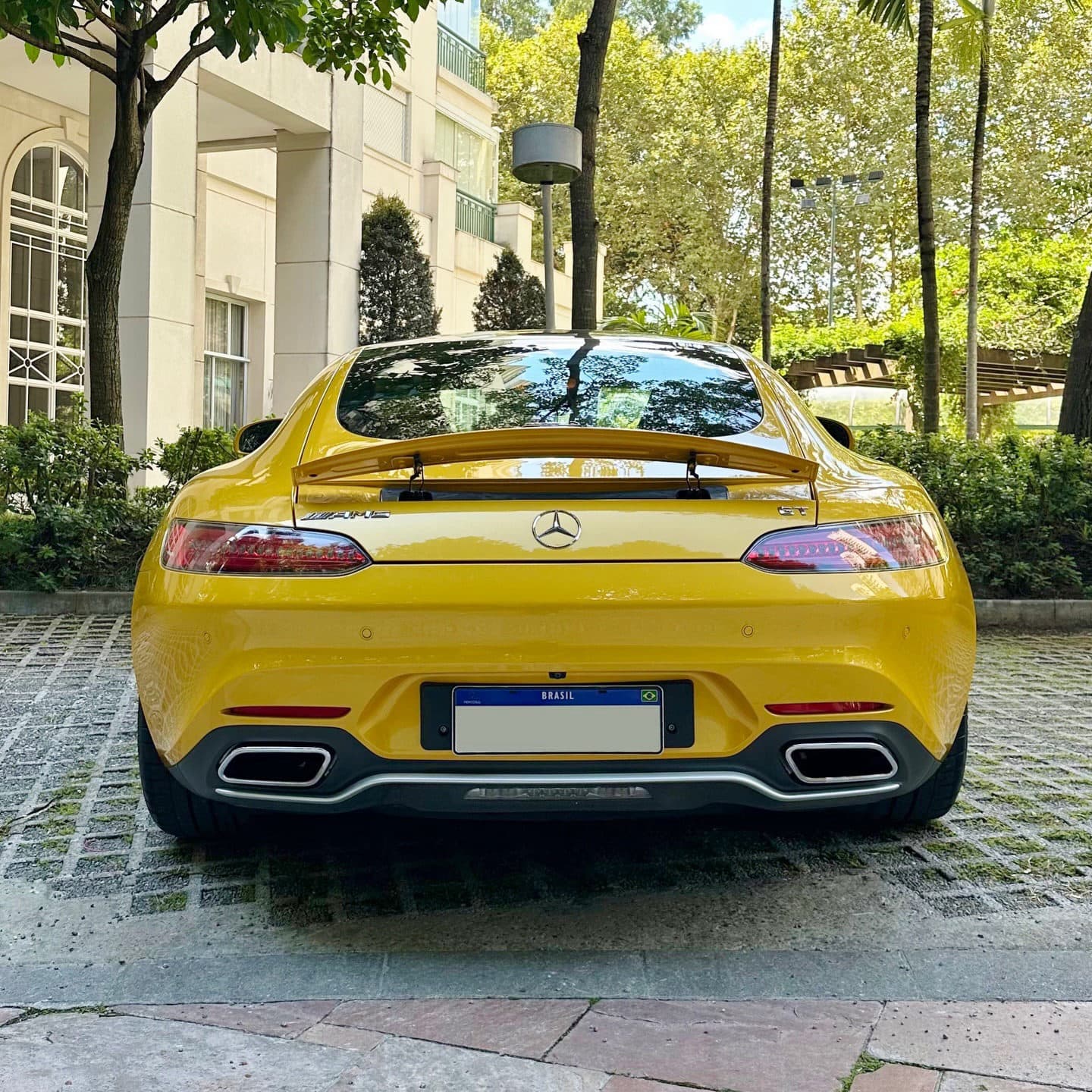 Disponível para venda:

A única do Brasil na configuração de lançamento!

Entrando à venda na The Vault uma de apenas 10 Mercedes-Benz AMG GT no país, sendo essa a única configurada na cor de lançamento AMG Solarbeam Yellow.

Motor 4.0 V8 Biturbo de 462cv e 61,2kgfm de torque
Ano: 2016/2016 / 9.160km

Interior em couro e alcantara preto com costuras amarelas.

Revisões e garantia: Revisões na concessionária até término da garantia, ultimas revisões na Oficina Pit Stop e completamente original.

Películas originais nas soleiras
Sistema de som Burmester
Bancos concha e elétricos com memória
Teto panorâmico em vidro
Rodas aro 19 na cor preta
Pneus novos

Obs: IPVA e Licenciamento pagos

Valor: VENDIDO

Caso tenha interesse, nos contate via DM ou no telefone (11)97417-9911.