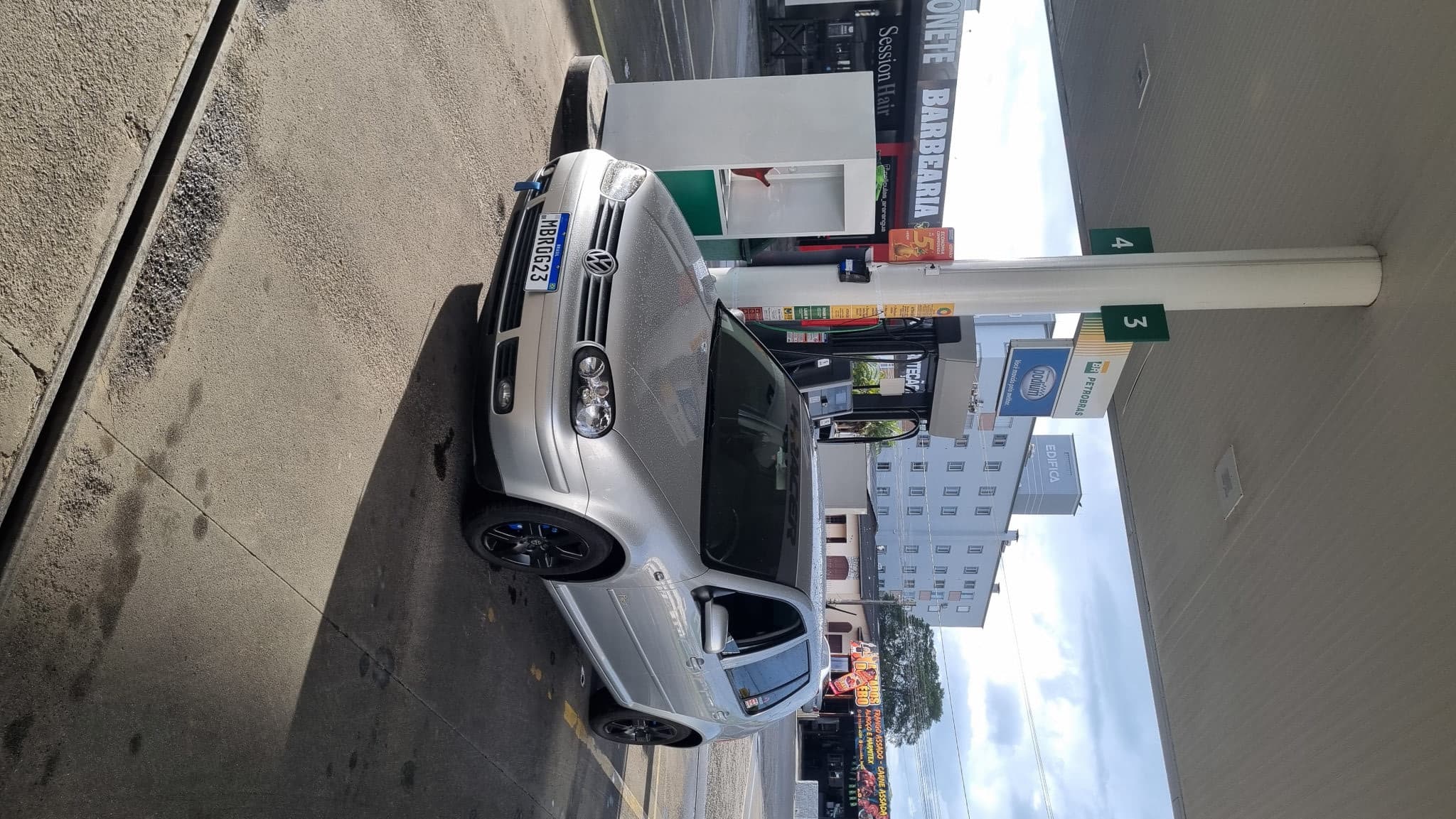 colocando uma gasolina descente pro Golfao ⛽️