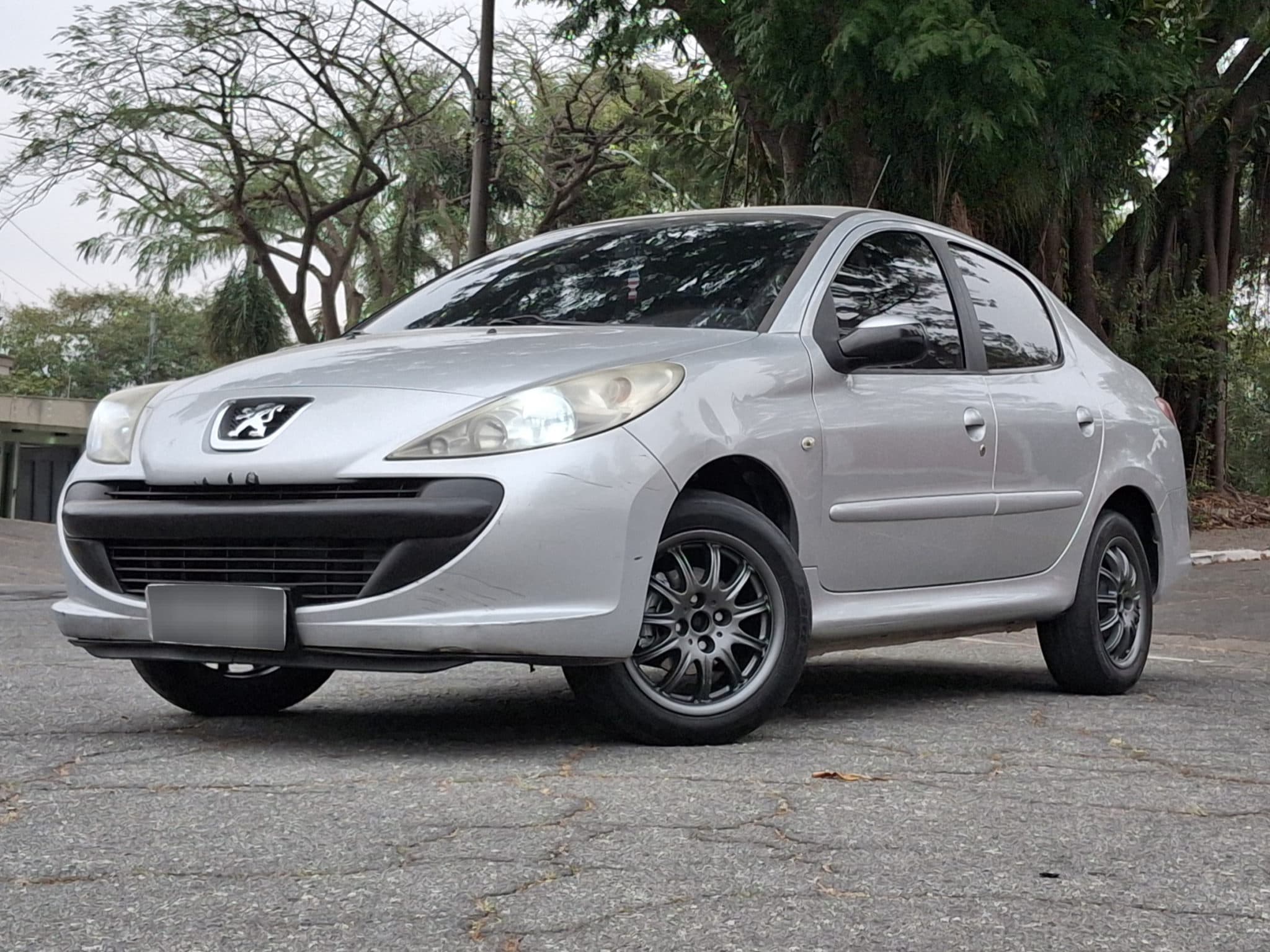 Na primeira publicação, gostaria de compartilhar a minha paixão, meu Peugeot 207 Passion XR 1.4 8v TU3JP 2009/10.

Esse carro entrou em minha vida em 2015, não foi o primeiro Peugeot, porém é o mais importante. 
Minha mãe o comprou em 2015, após ter o último Peugeot dela sinistrado por conta de uma batida traseira, que ocasionou PT pela seguradora, e com o valor recebido, adquiriu esse 207. Com o tempo fui aprendendo as curiosidades e pontos nos quais deveria me atentar... 
Em 2017 pra 2018, aos meus 13 anos, fui aprendendo a dirigir, e esse foi um dos responsáveis, fazendo com que eu me apegasse ao carro, e também em 2018, meu avô veio a falecer, um dos maiores detail desse carro, no qual todo final de semana tirava um tempinho para lavar, aspirar e encerar o Tempra e o Paixão.
Por excesso de amor e vontade de espalhar essa paixão, criei duas contas, @Peugeot_Brasil_Fan que eu perdi por estar associada a minha conta pessoal, e também, criei o @Club207Oficial, uma página dedicada aos donos de 207 ofuscado pelos 206... O tempo foi passando, eu fui aprendendo a fazer o básico no carro, uma revisão preventiva, um polimento de farol, uma pintura de roda, até o dia 17 de Abril de 2026, no qual, eu saí da academia, e fui ao mercado para minha mãe; estava tudo tranquilo, até que um cara foi ultrapassar uma Spin com um Corsa, sem olhar para ver se estava livre, ocasionando uma batida frontal, na qual afetou a longarina, e novamente minha mãe tem um Peugeot sinistrado por culpa de terceiros... tempo se passou, eu não nego que fiquei de luto pelo carro, e em 11 Maio desse ano de 2026 pegamos para a familia um 307, e a vida passou... até chegar dia 03 de Agosto de 2026, olhando o Marketplace reencontrei o Paixão, anunciado nas redondezas de Itaquaquecetuba, e o final preciso nem falar... Assim como todos entusiastas, eu me apaixonei por um carro, do qual eu considero mais da família, do que alguns parentes, e agora estou com ele pra sempre ao meu lado..