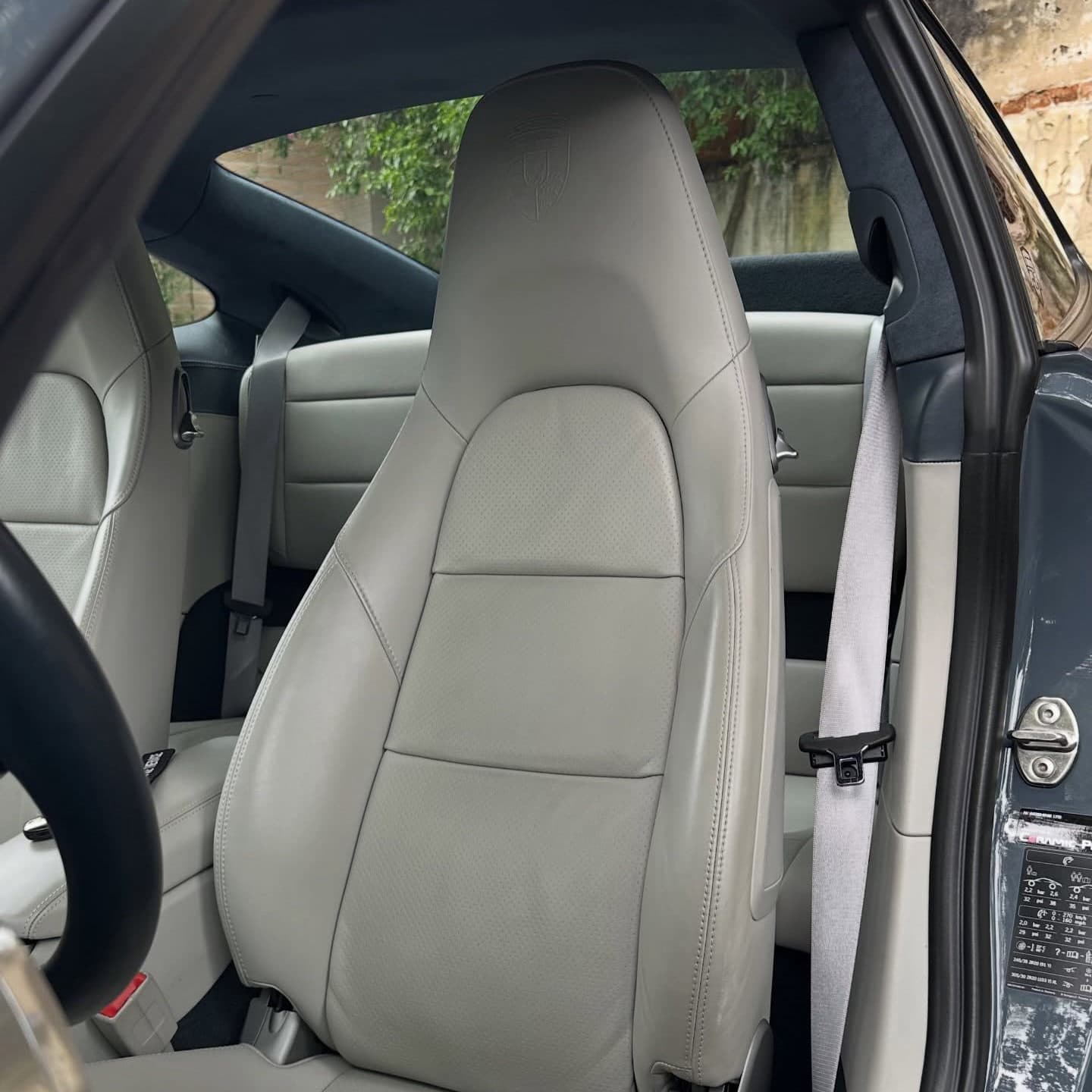 Porsche 911 Carrera geração 991.2 extremamente bem configurado entrando à venda na The Vault!

Se fosse feito hoje em dia, só a cor externa custaria na faixa de R$ 86.000,00.

Porsche 911 Carrera (991.2)

Motor Boxer 3.0 de 6 cilindros Bi-Turbo com 365cv
2016/2017 / 19.880km

Revisões anuais feitas em concessionária até 2023, em 24 na RSchroeder e a última, na FR Tech Center, em Julho de 25.

Cor externa Azul Grafite
Interior em couro total estendido, bicolor azul grafite e cinza crayon com Alcântara nas colunas e teto.

Sistema Easy & Entry
Faróis PDLS Plus
Bancos em 14 vias com memória
Sistema de som Bose e Apple CarPlay
Sport Chrono
Escapamento esportivo de fábrica.
Lift System
Rodas aro 20” “Carrera S” em HP
Pneus novos

Segunda parcela do IPVA paga.

Valor: VENDIDO

Caso tenha interesse, nos contate via DM ou no telefone (11)97417-9911