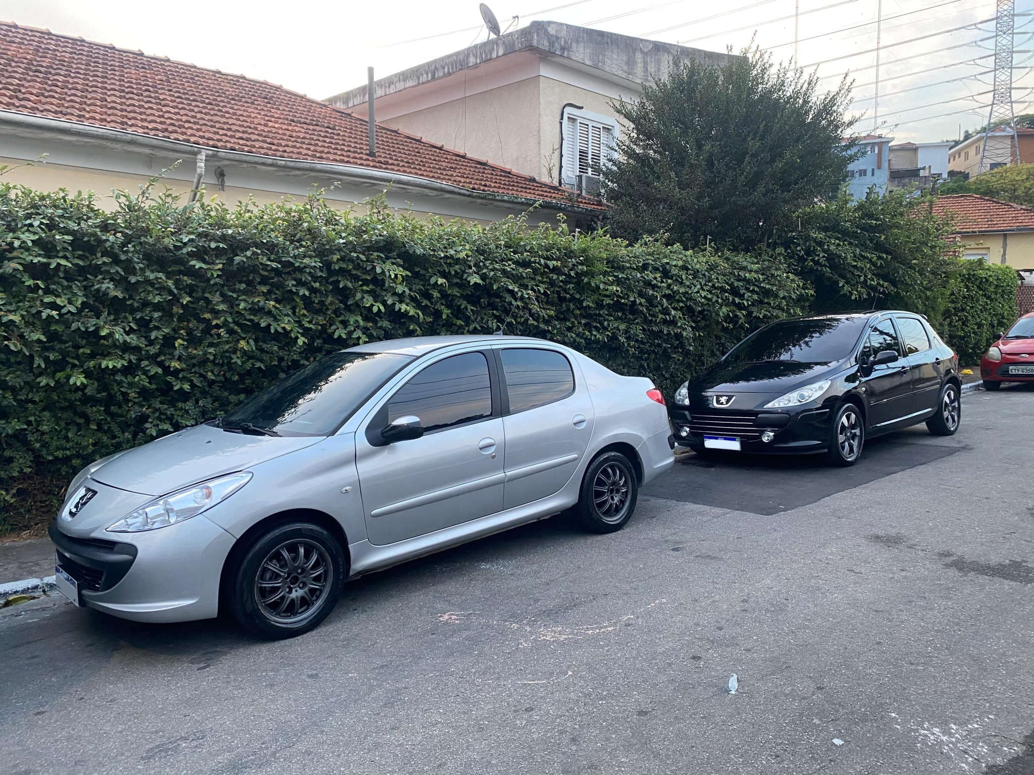 Na primeira publicação, gostaria de compartilhar a minha paixão, meu Peugeot 207 Passion XR 1.4 8v TU3JP 2009/10.

Esse carro entrou em minha vida em 2015, não foi o primeiro Peugeot, porém é o mais importante. 
Minha mãe o comprou em 2015, após ter o último Peugeot dela sinistrado por conta de uma batida traseira, que ocasionou PT pela seguradora, e com o valor recebido, adquiriu esse 207. Com o tempo fui aprendendo as curiosidades e pontos nos quais deveria me atentar... 
Em 2017 pra 2018, aos meus 13 anos, fui aprendendo a dirigir, e esse foi um dos responsáveis, fazendo com que eu me apegasse ao carro, e também em 2018, meu avô veio a falecer, um dos maiores detail desse carro, no qual todo final de semana tirava um tempinho para lavar, aspirar e encerar o Tempra e o Paixão.
Por excesso de amor e vontade de espalhar essa paixão, criei duas contas, @Peugeot_Brasil_Fan que eu perdi por estar associada a minha conta pessoal, e também, criei o @Club207Oficial, uma página dedicada aos donos de 207 ofuscado pelos 206... O tempo foi passando, eu fui aprendendo a fazer o básico no carro, uma revisão preventiva, um polimento de farol, uma pintura de roda, até o dia 17 de Abril de 2026, no qual, eu saí da academia, e fui ao mercado para minha mãe; estava tudo tranquilo, até que um cara foi ultrapassar uma Spin com um Corsa, sem olhar para ver se estava livre, ocasionando uma batida frontal, na qual afetou a longarina, e novamente minha mãe tem um Peugeot sinistrado por culpa de terceiros... tempo se passou, eu não nego que fiquei de luto pelo carro, e em 11 Maio desse ano de 2026 pegamos para a familia um 307, e a vida passou... até chegar dia 03 de Agosto de 2026, olhando o Marketplace reencontrei o Paixão, anunciado nas redondezas de Itaquaquecetuba, e o final preciso nem falar... Assim como todos entusiastas, eu me apaixonei por um carro, do qual eu considero mais da família, do que alguns parentes, e agora estou com ele pra sempre ao meu lado..