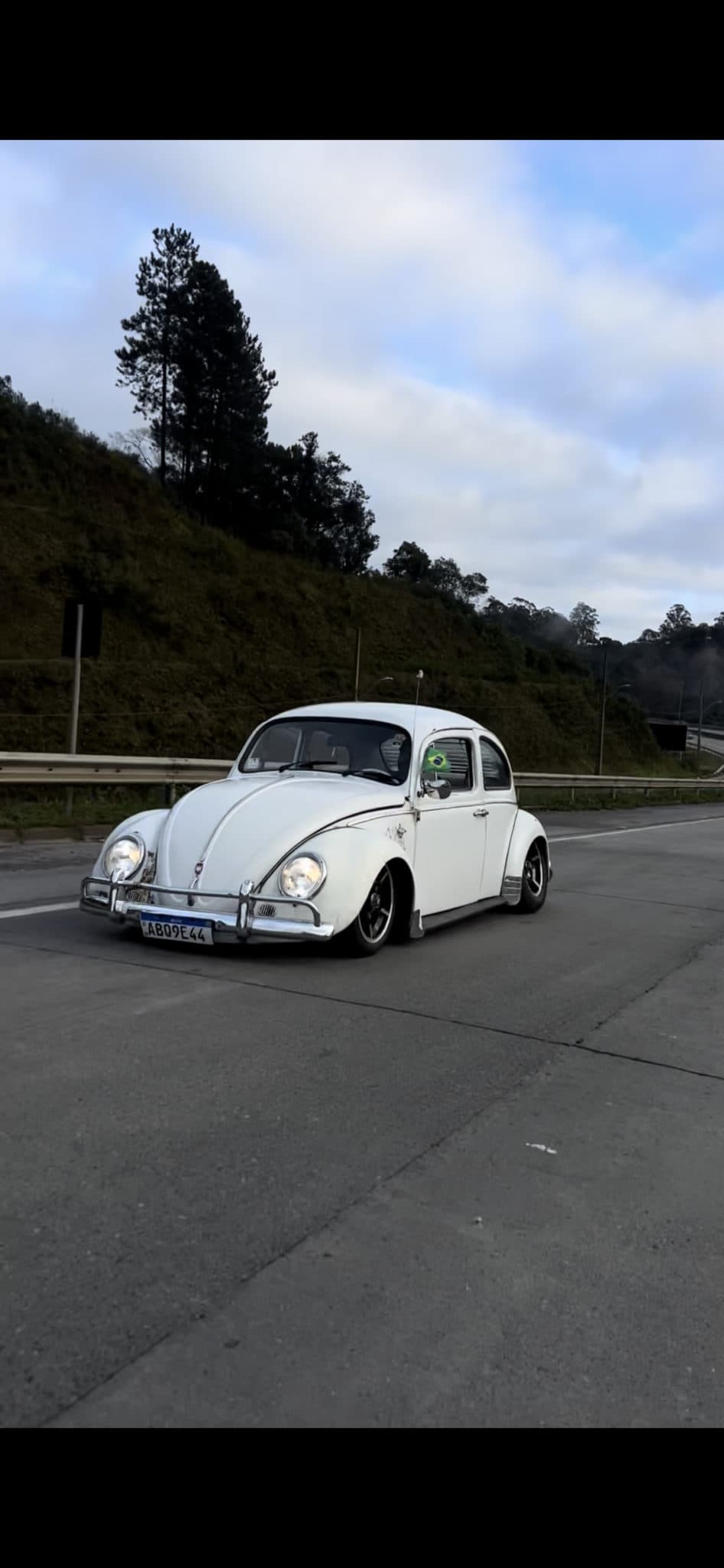 Fusca andando baixo