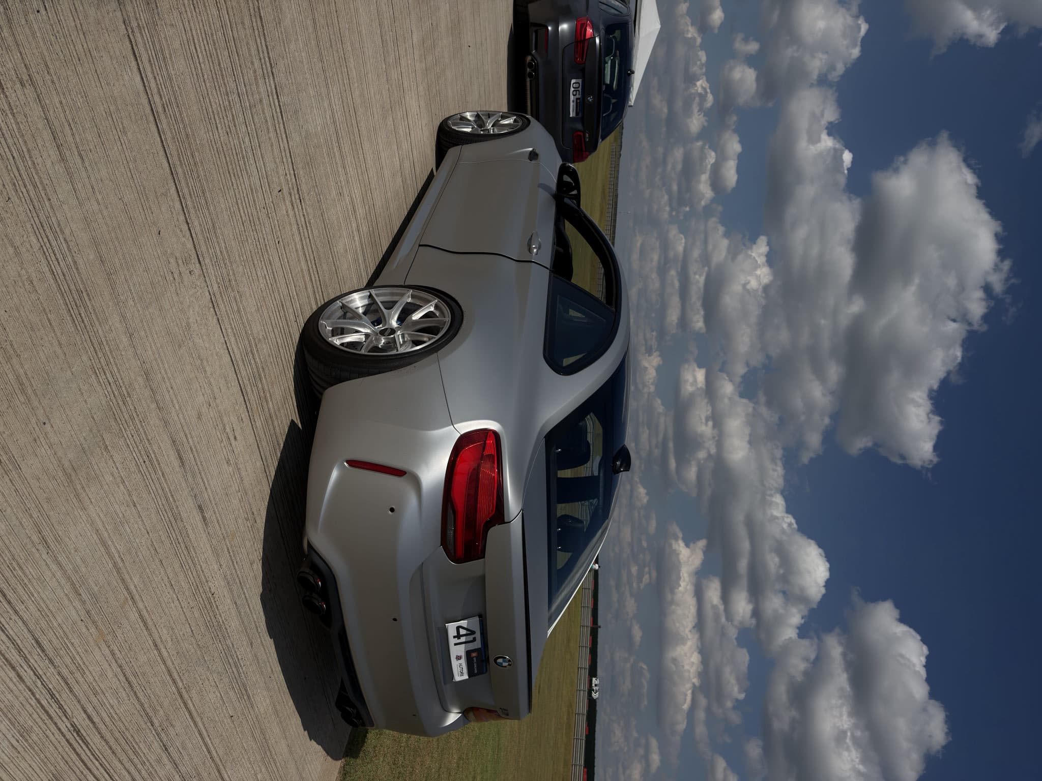 Clio 1.6 track day ultrapassando Mustang