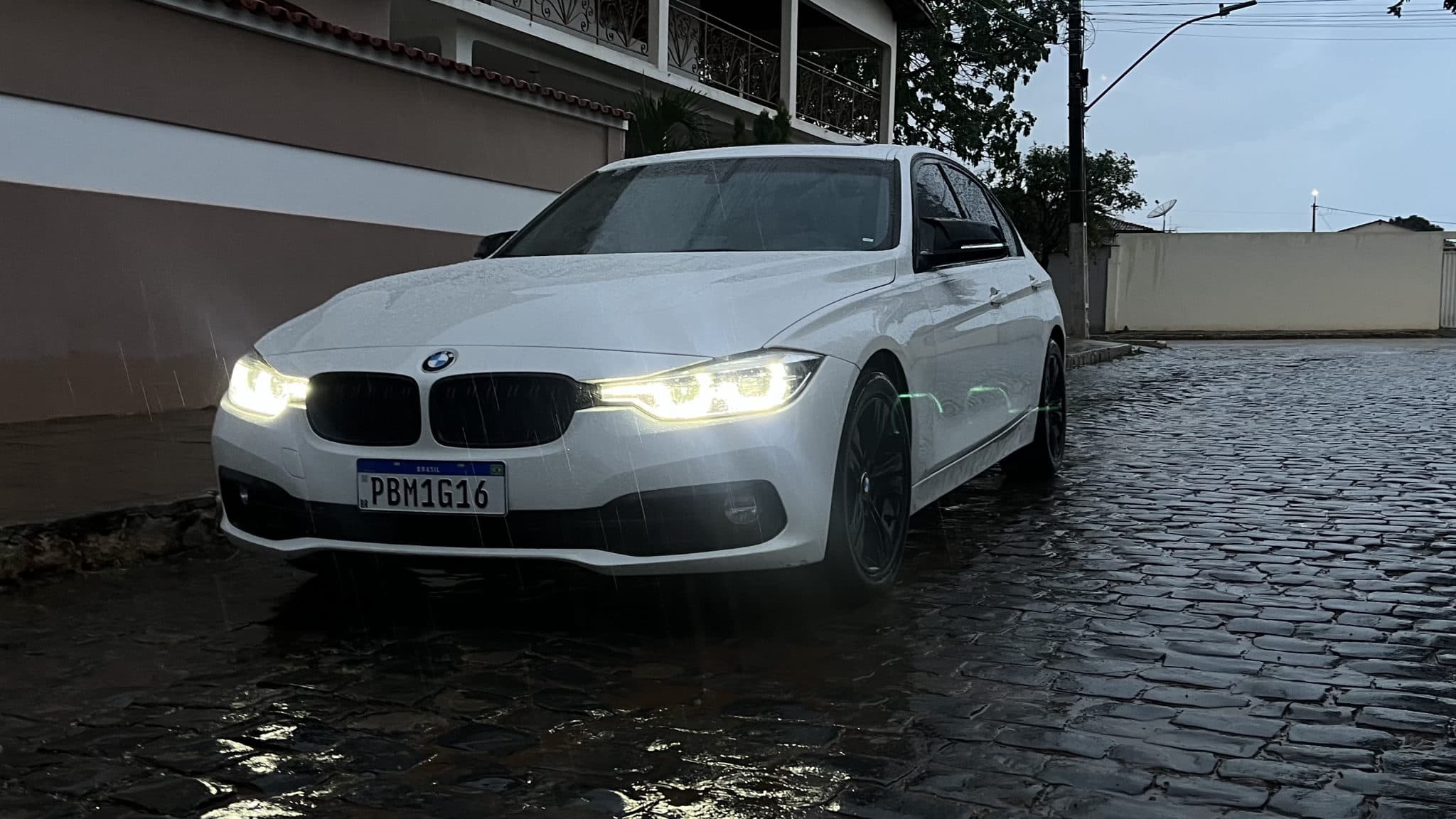 BMW 320i: Clip Test