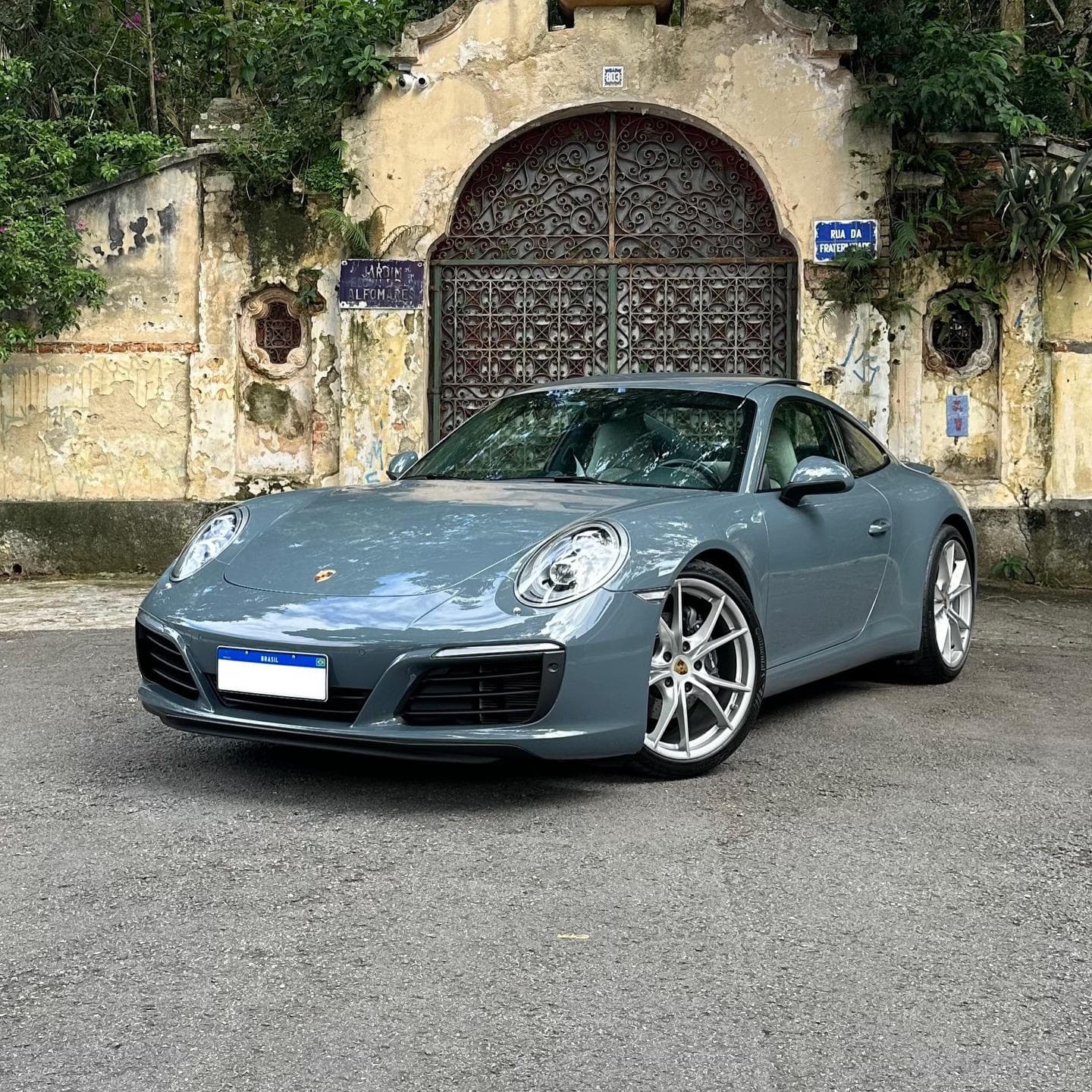 Porsche 911 Carrera geração 991.2 extremamente bem configurado entrando à venda na The Vault!

Se fosse feito hoje em dia, só a cor externa custaria na faixa de R$ 86.000,00.

Porsche 911 Carrera (991.2)

Motor Boxer 3.0 de 6 cilindros Bi-Turbo com 365cv
2016/2017 / 19.880km

Revisões anuais feitas em concessionária até 2023, em 24 na RSchroeder e a última, na FR Tech Center, em Julho de 25.

Cor externa Azul Grafite
Interior em couro total estendido, bicolor azul grafite e cinza crayon com Alcântara nas colunas e teto.

Sistema Easy & Entry
Faróis PDLS Plus
Bancos em 14 vias com memória
Sistema de som Bose e Apple CarPlay
Sport Chrono
Escapamento esportivo de fábrica.
Lift System
Rodas aro 20” “Carrera S” em HP
Pneus novos

Segunda parcela do IPVA paga.

Valor: VENDIDO

Caso tenha interesse, nos contate via DM ou no telefone (11)97417-9911