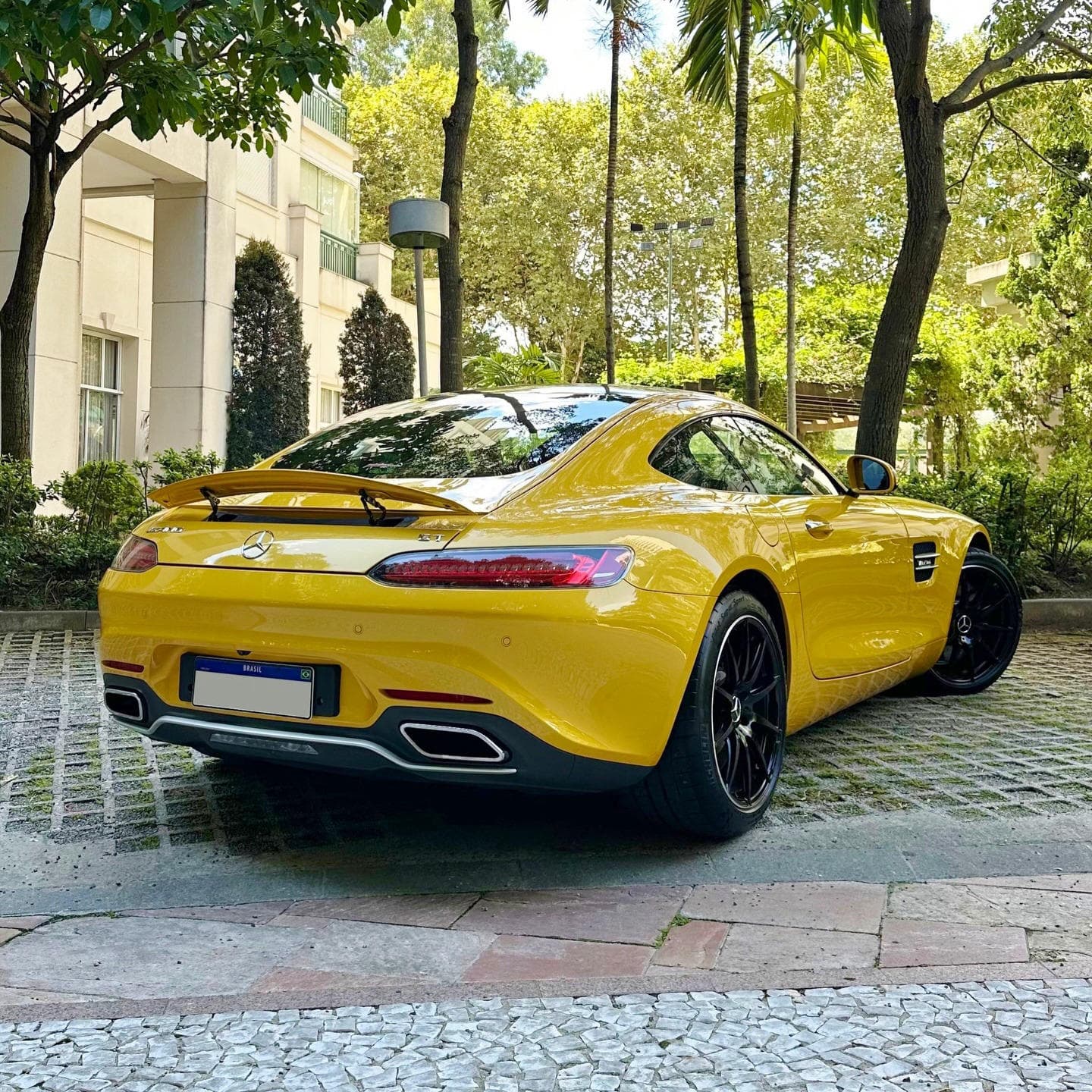 Disponível para venda:

A única do Brasil na configuração de lançamento!

Entrando à venda na The Vault uma de apenas 10 Mercedes-Benz AMG GT no país, sendo essa a única configurada na cor de lançamento AMG Solarbeam Yellow.

Motor 4.0 V8 Biturbo de 462cv e 61,2kgfm de torque
Ano: 2016/2016 / 9.160km

Interior em couro e alcantara preto com costuras amarelas.

Revisões e garantia: Revisões na concessionária até término da garantia, ultimas revisões na Oficina Pit Stop e completamente original.

Películas originais nas soleiras
Sistema de som Burmester
Bancos concha e elétricos com memória
Teto panorâmico em vidro
Rodas aro 19 na cor preta
Pneus novos

Obs: IPVA e Licenciamento pagos

Valor: VENDIDO

Caso tenha interesse, nos contate via DM ou no telefone (11)97417-9911.