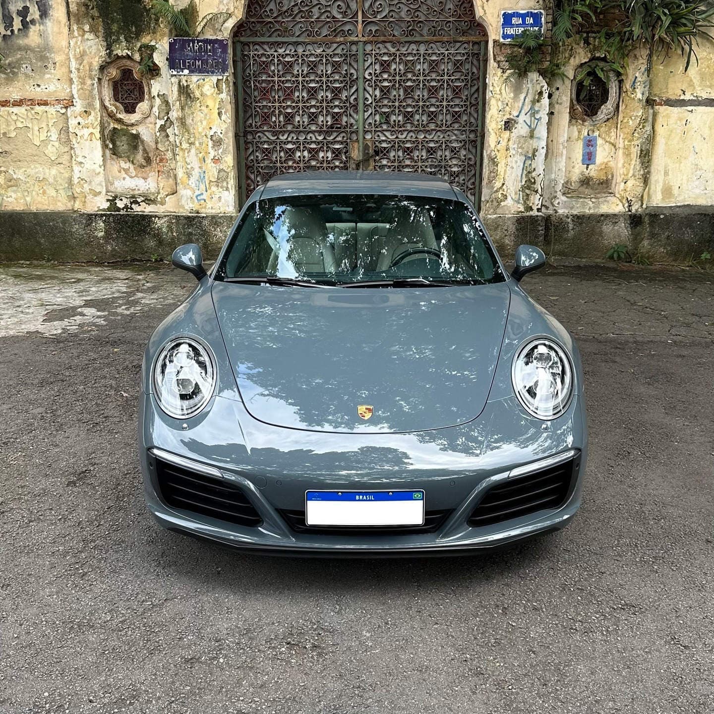 Porsche 911 Carrera geração 991.2 extremamente bem configurado entrando à venda na The Vault!

Se fosse feito hoje em dia, só a cor externa custaria na faixa de R$ 86.000,00.

Porsche 911 Carrera (991.2)

Motor Boxer 3.0 de 6 cilindros Bi-Turbo com 365cv
2016/2017 / 19.880km

Revisões anuais feitas em concessionária até 2023, em 24 na RSchroeder e a última, na FR Tech Center, em Julho de 25.

Cor externa Azul Grafite
Interior em couro total estendido, bicolor azul grafite e cinza crayon com Alcântara nas colunas e teto.

Sistema Easy & Entry
Faróis PDLS Plus
Bancos em 14 vias com memória
Sistema de som Bose e Apple CarPlay
Sport Chrono
Escapamento esportivo de fábrica.
Lift System
Rodas aro 20” “Carrera S” em HP
Pneus novos

Segunda parcela do IPVA paga.

Valor: VENDIDO

Caso tenha interesse, nos contate via DM ou no telefone (11)97417-9911