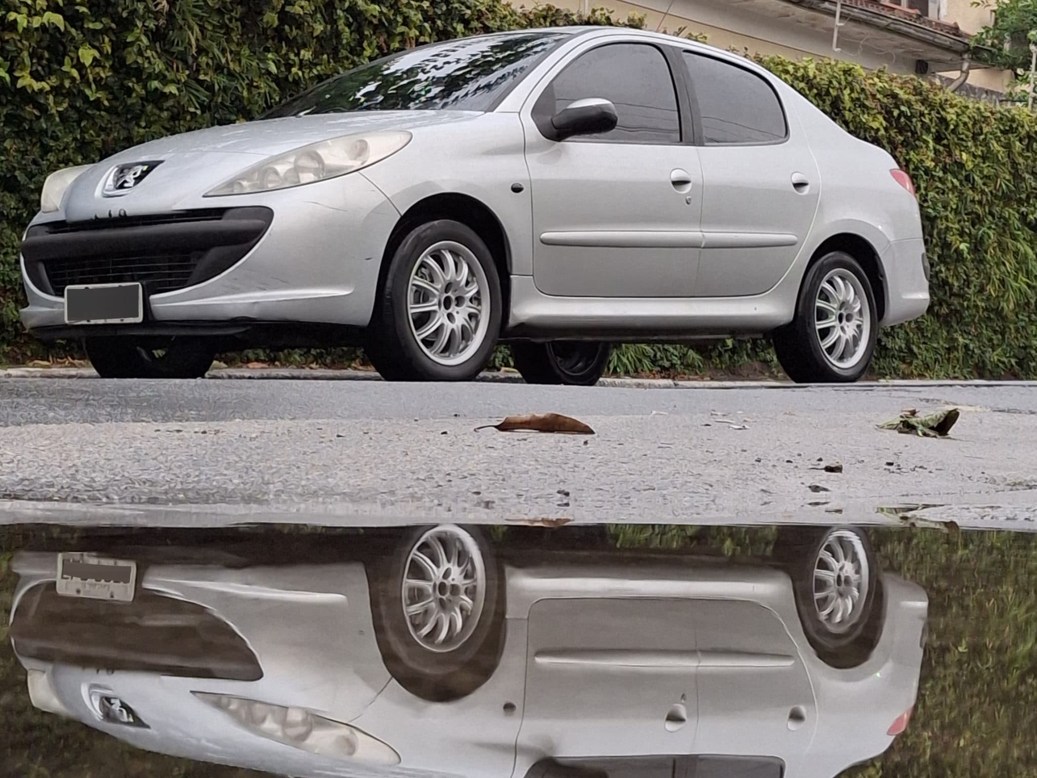 Na primeira publicação, gostaria de compartilhar a minha paixão, meu Peugeot 207 Passion XR 1.4 8v TU3JP 2009/10.

Esse carro entrou em minha vida em 2015, não foi o primeiro Peugeot, porém é o mais importante. 
Minha mãe o comprou em 2015, após ter o último Peugeot dela sinistrado por conta de uma batida traseira, que ocasionou PT pela seguradora, e com o valor recebido, adquiriu esse 207. Com o tempo fui aprendendo as curiosidades e pontos nos quais deveria me atentar... 
Em 2017 pra 2018, aos meus 13 anos, fui aprendendo a dirigir, e esse foi um dos responsáveis, fazendo com que eu me apegasse ao carro, e também em 2018, meu avô veio a falecer, um dos maiores detail desse carro, no qual todo final de semana tirava um tempinho para lavar, aspirar e encerar o Tempra e o Paixão.
Por excesso de amor e vontade de espalhar essa paixão, criei duas contas, @Peugeot_Brasil_Fan que eu perdi por estar associada a minha conta pessoal, e também, criei o @Club207Oficial, uma página dedicada aos donos de 207 ofuscado pelos 206... O tempo foi passando, eu fui aprendendo a fazer o básico no carro, uma revisão preventiva, um polimento de farol, uma pintura de roda, até o dia 17 de Abril de 2026, no qual, eu saí da academia, e fui ao mercado para minha mãe; estava tudo tranquilo, até que um cara foi ultrapassar uma Spin com um Corsa, sem olhar para ver se estava livre, ocasionando uma batida frontal, na qual afetou a longarina, e novamente minha mãe tem um Peugeot sinistrado por culpa de terceiros... tempo se passou, eu não nego que fiquei de luto pelo carro, e em 11 Maio desse ano de 2026 pegamos para a familia um 307, e a vida passou... até chegar dia 03 de Agosto de 2026, olhando o Marketplace reencontrei o Paixão, anunciado nas redondezas de Itaquaquecetuba, e o final preciso nem falar... Assim como todos entusiastas, eu me apaixonei por um carro, do qual eu considero mais da família, do que alguns parentes, e agora estou com ele pra sempre ao meu lado..